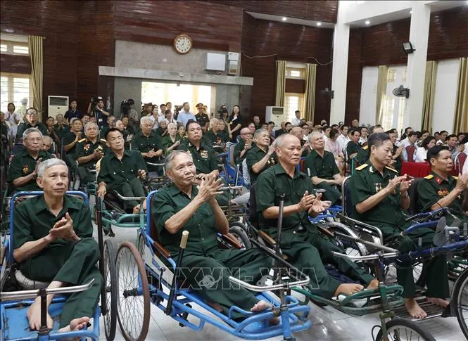 Các thương binh, bệnh binh tại Trung tâm Điều dưỡng thương binh Thuận Thành tham dự cuộc gặp gỡ Tổng Bí thư, Chủ tịch nước Tô Lâm (Ảnh: Thống Nhất/TTXVN)