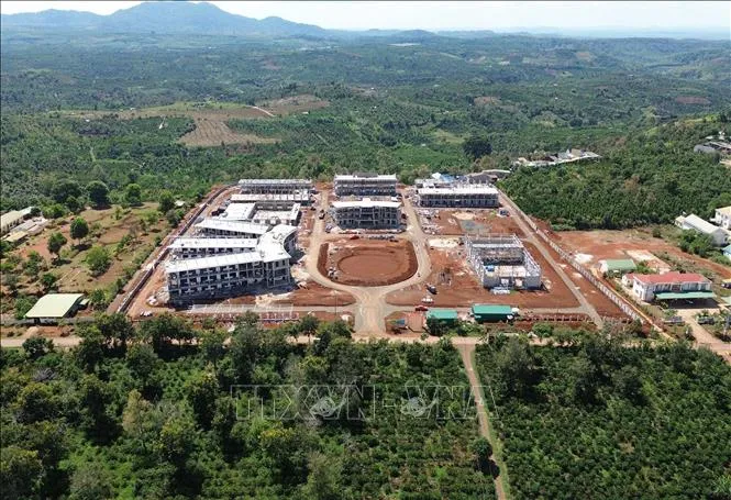 Công trường xây dựng trường Phổ thông nội trú liên cấp Tiểu học và Trung học cơ sở Thuận An, tỉnh Lâm Đồng. Ảnh: Nguyễn Huy Thành/TTXVN