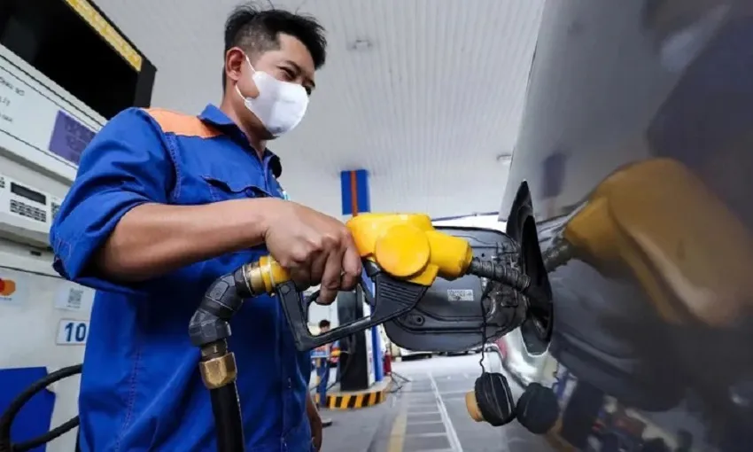 Giá xăng, dầu đồng loạt tăng, giá xăng E10RON95-III khoảng 20.550 đồng/lít