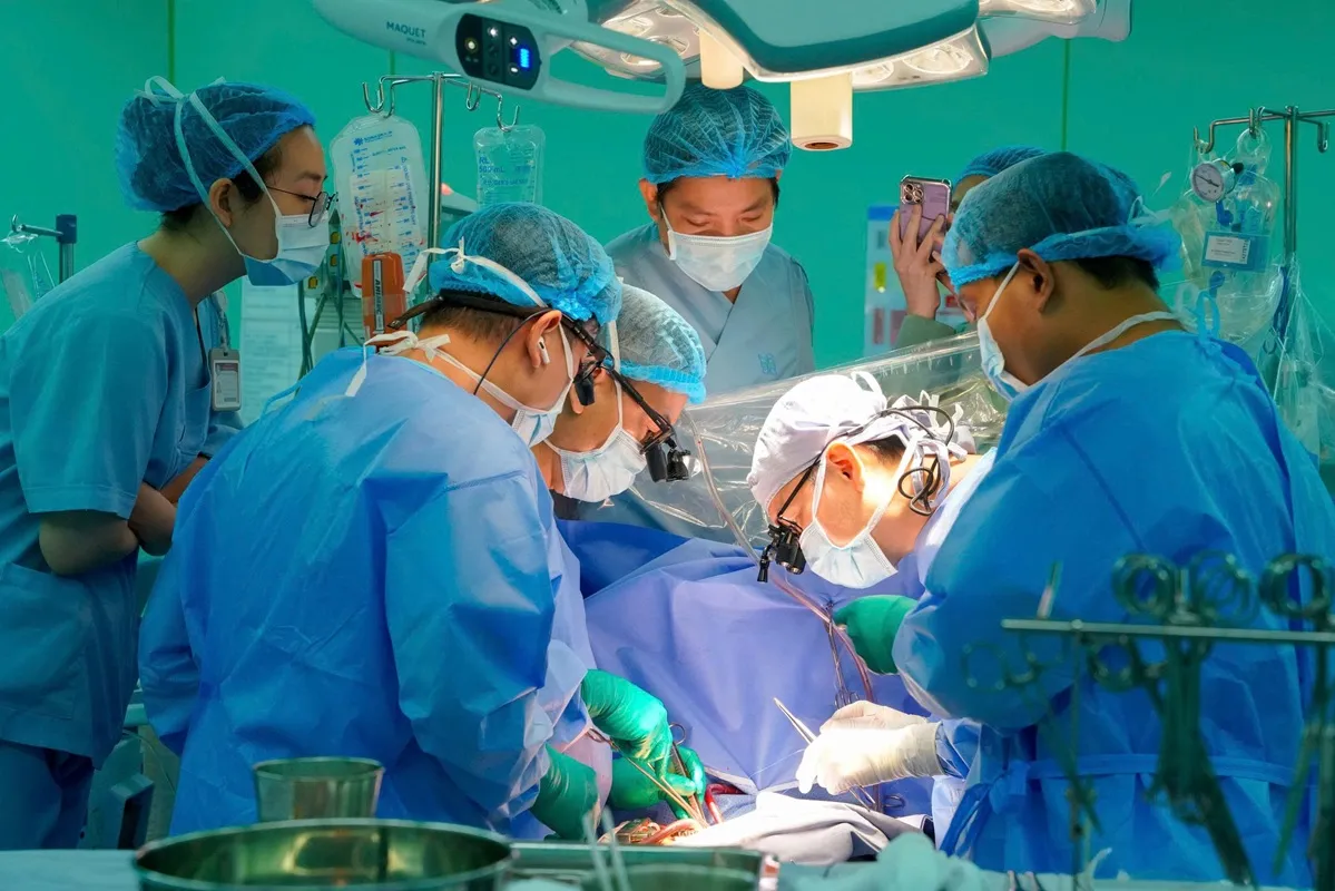 GS TS BS. Nguyễn Hoàng Định cùng các thành viên trong ê-kíp phẫu thuật tập trung cao độ, phối hợp nhịp nhàng và đảm bảo an toàn cho NB trong quá trình phẫu thuật