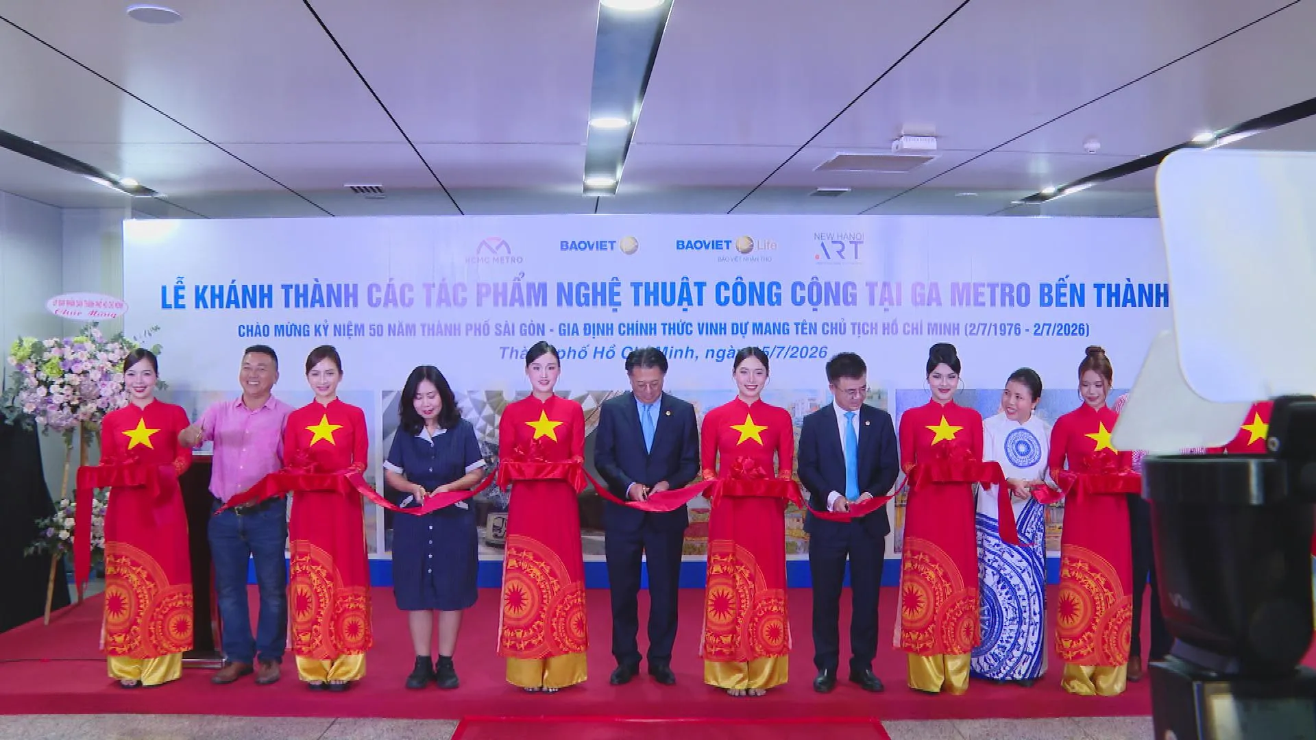 Các đại biểu cắt băng khánh thành không gian nghệ thuật công cộng tại ga Metro Bến Thành