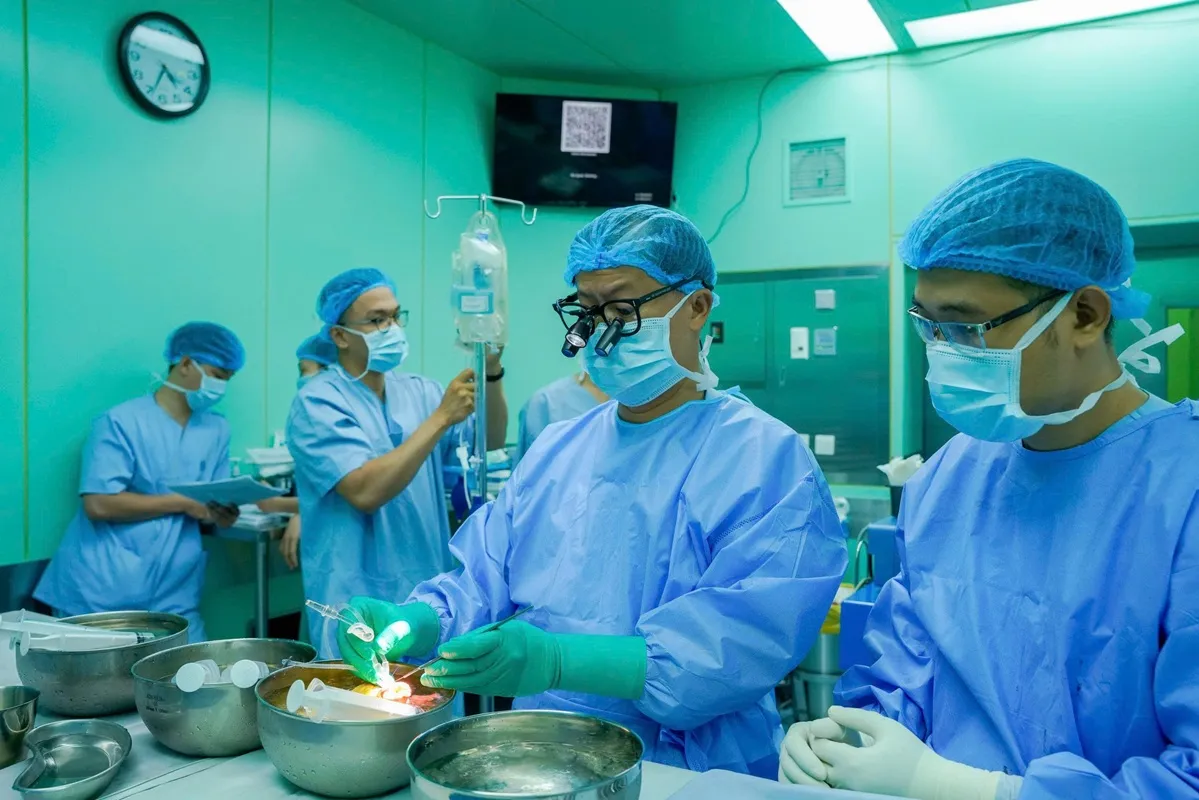 Ngay khi về đến phòng mổ BV ĐHYD, trái tim hiến lập tức được các thành viên ê-kíp tiếp nhận, cẩn trọng đánh giá và xử lý bước đầu