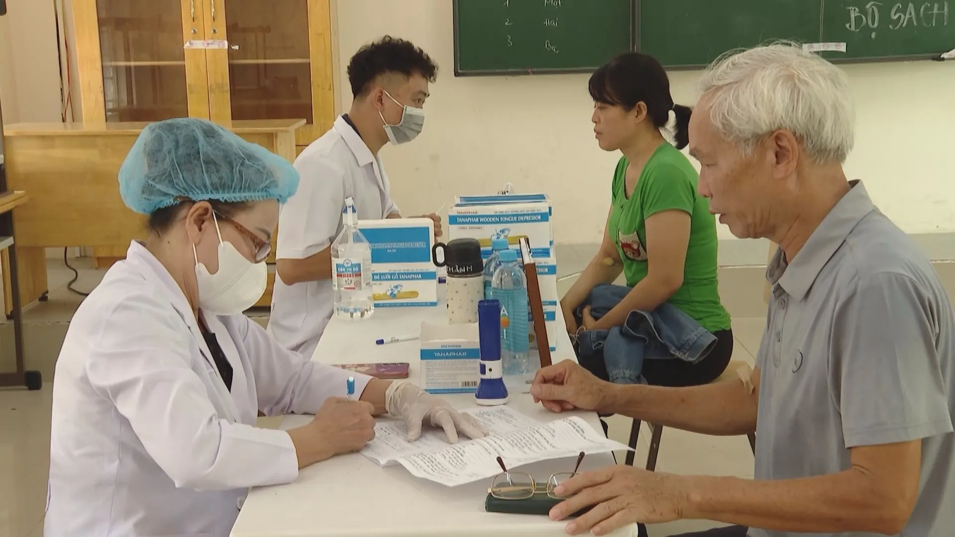 Nhiều người dân đến khám tại các địa điểm thăm khám tập trung 1