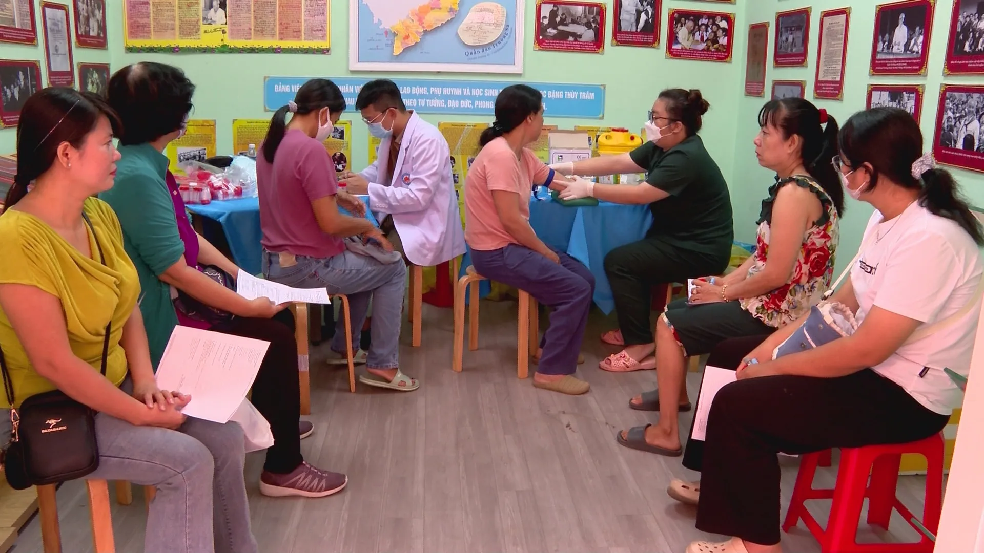 Nhiều người dân đến khám tại các địa điểm thăm khám tập trung