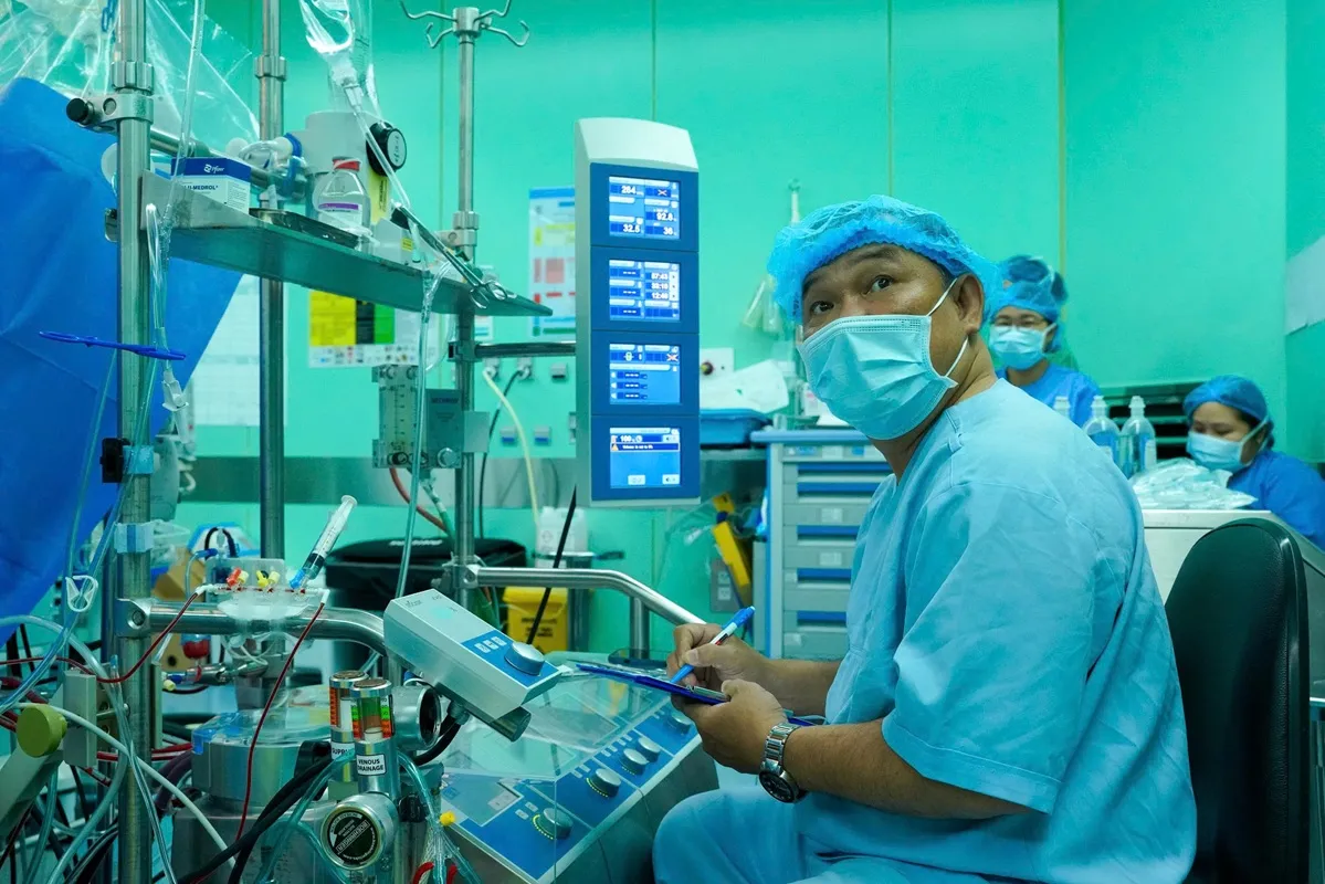 Song hành cùng các phẫu thuật viên, ê-kíp vận hành hệ thống tuần hoàn ngoài cơ thể (ECMO) kiểm soát nghiêm ngặt từng chỉ số sinh tồn của NB suốt quá trình g