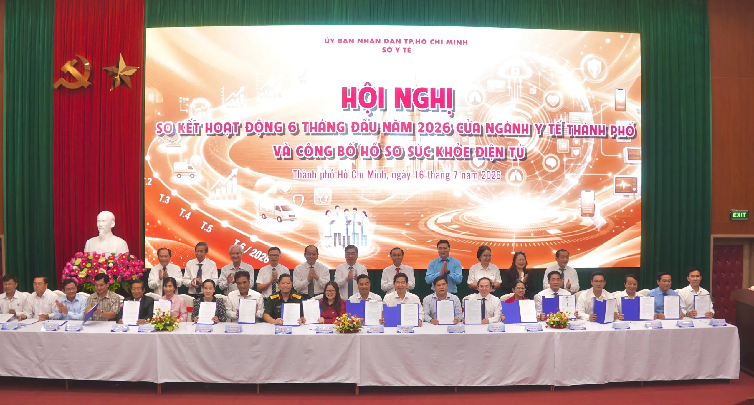 Đại diện các bệnh viện ký kết hỗ trợ các phường, xã, đặc khu thực hiện chương trình khám sức khỏe toàn dân
