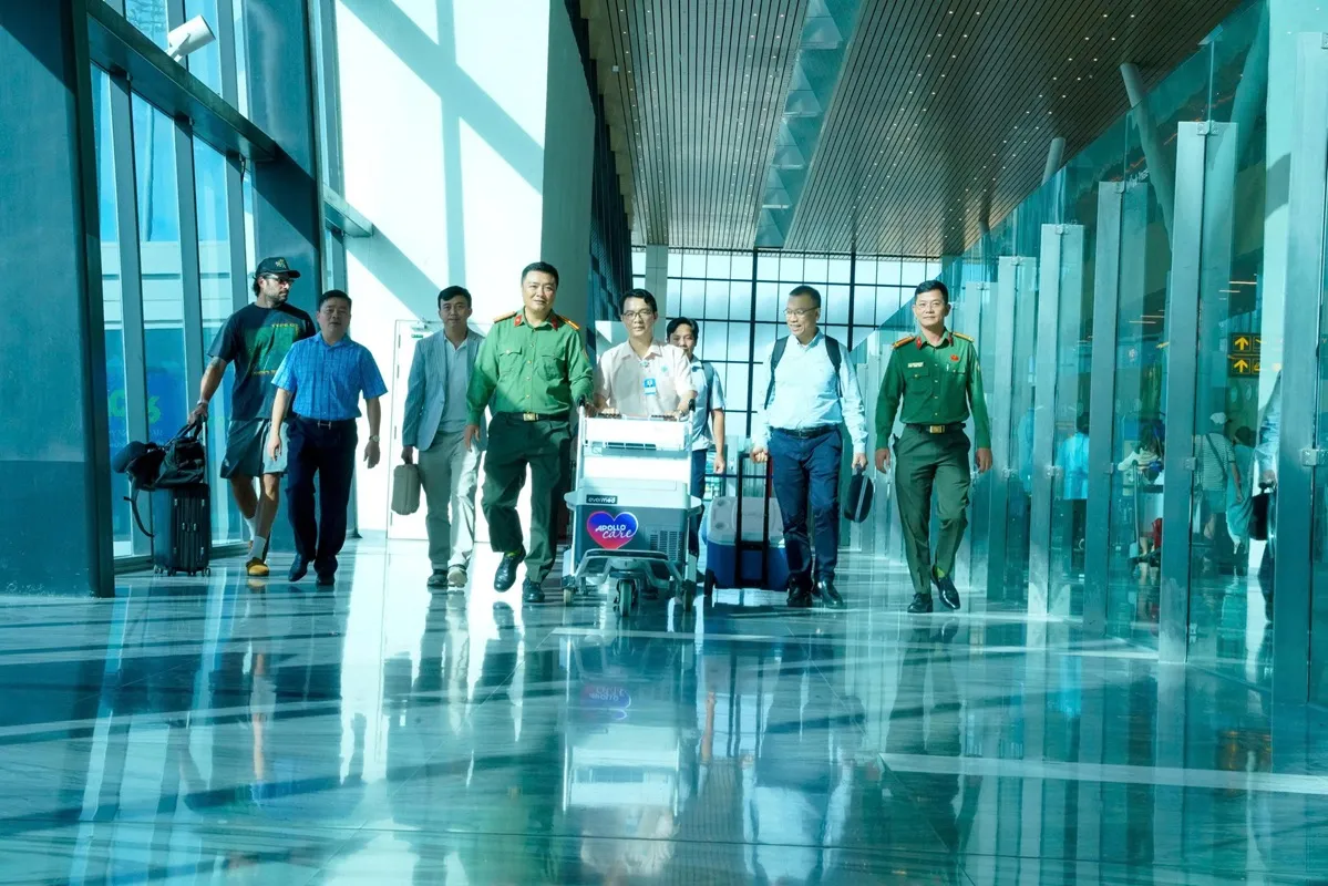 Tim hiến nhanh chóng được vận chuyển về Sân bay Tân Sơn Nhất dưới sự phối hợp chặt chẽ của Ê-kíp BV ĐHYD và các lực lượng chức năng