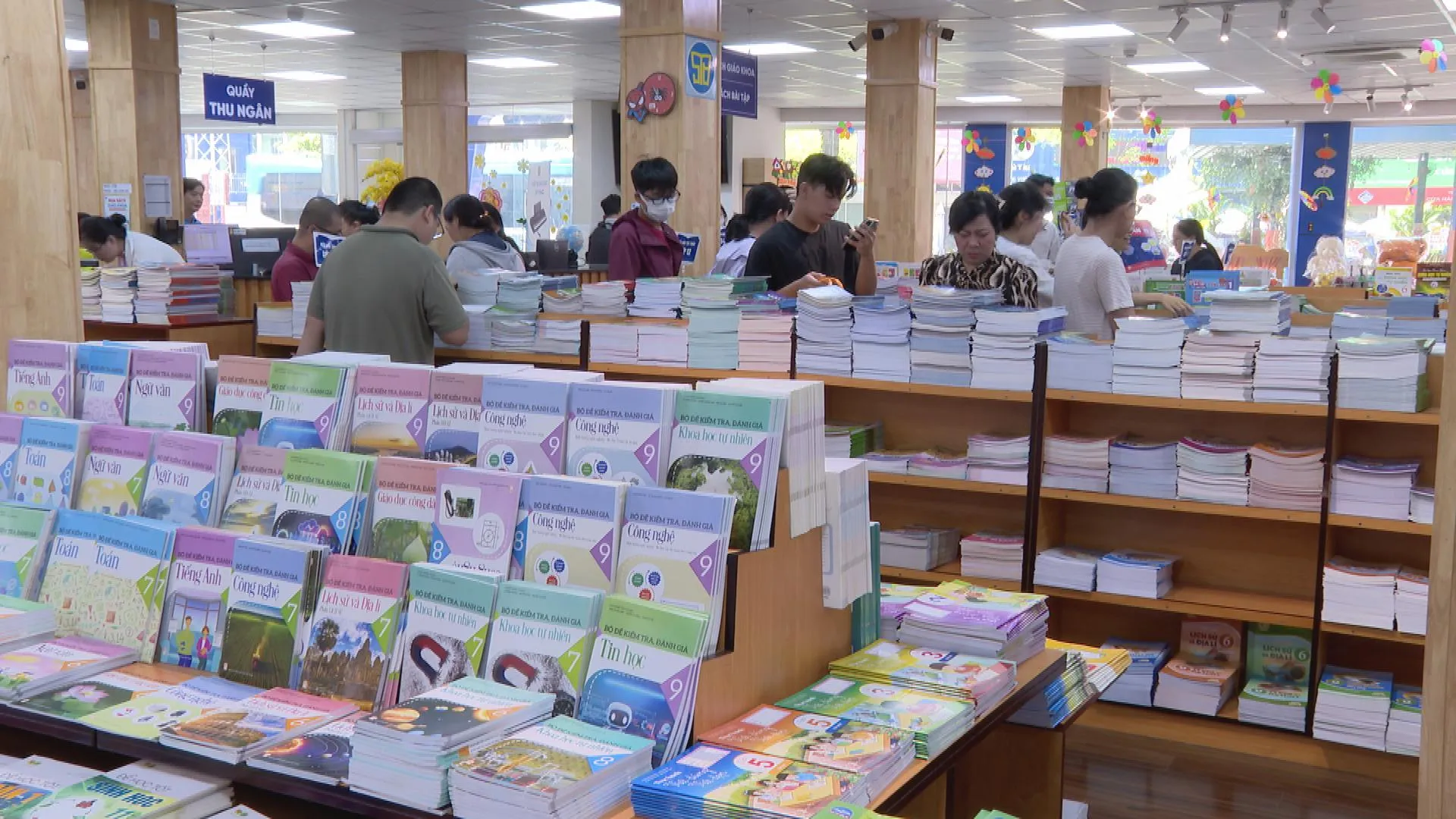 1 - Không khí mua sắm tại các nhà sách trước thềm năm mới vô cùng nhộn nhịp, đông đúc
