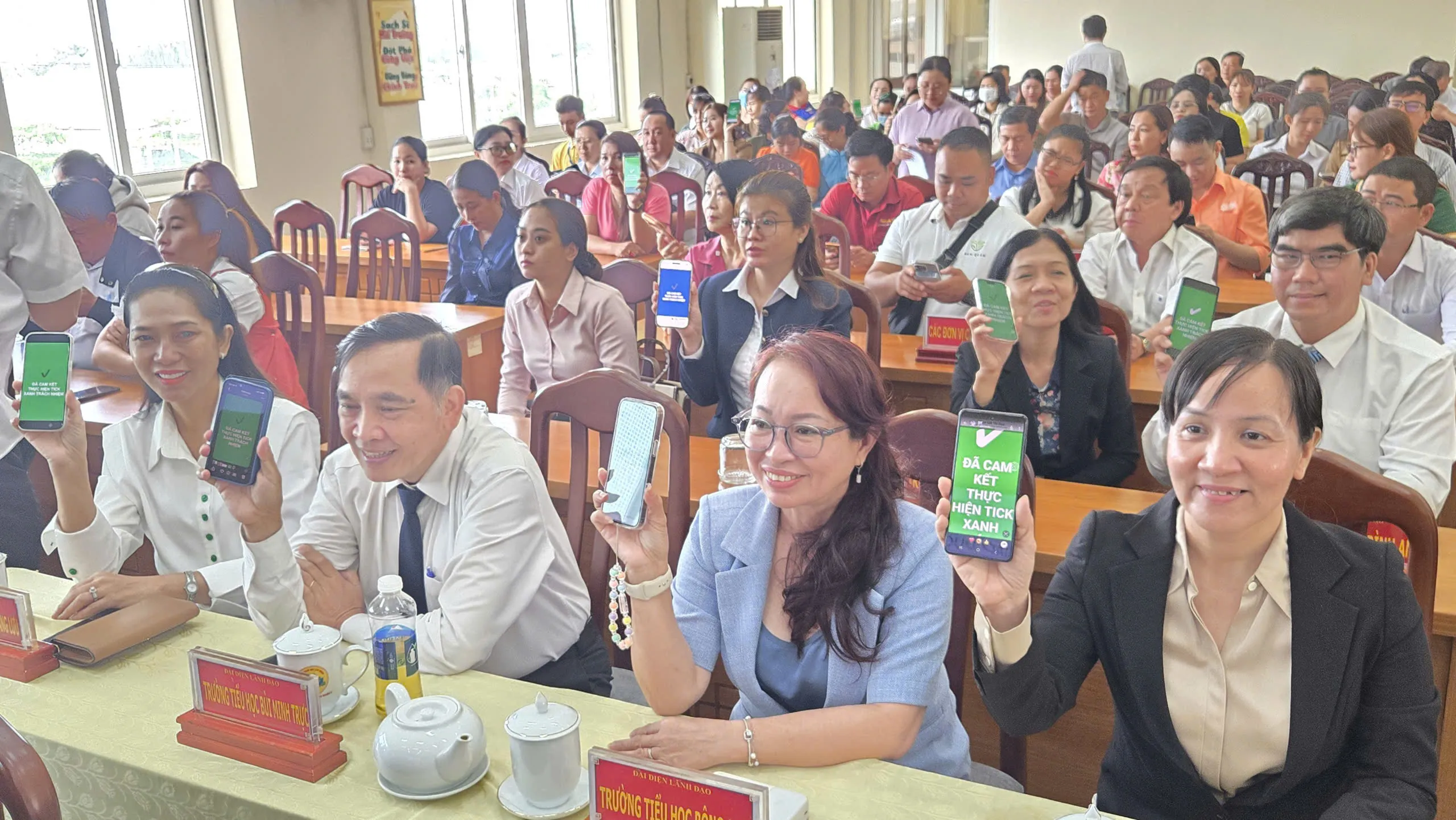100% các đơn vị sự nghiệp ngoài công lập và các nhà cung cấp thực phẩm quét mã QR cam kết bảo đảm an toàn thực phẩm trên địa bàn phường Bình Đông - Ảnh Bá Nam