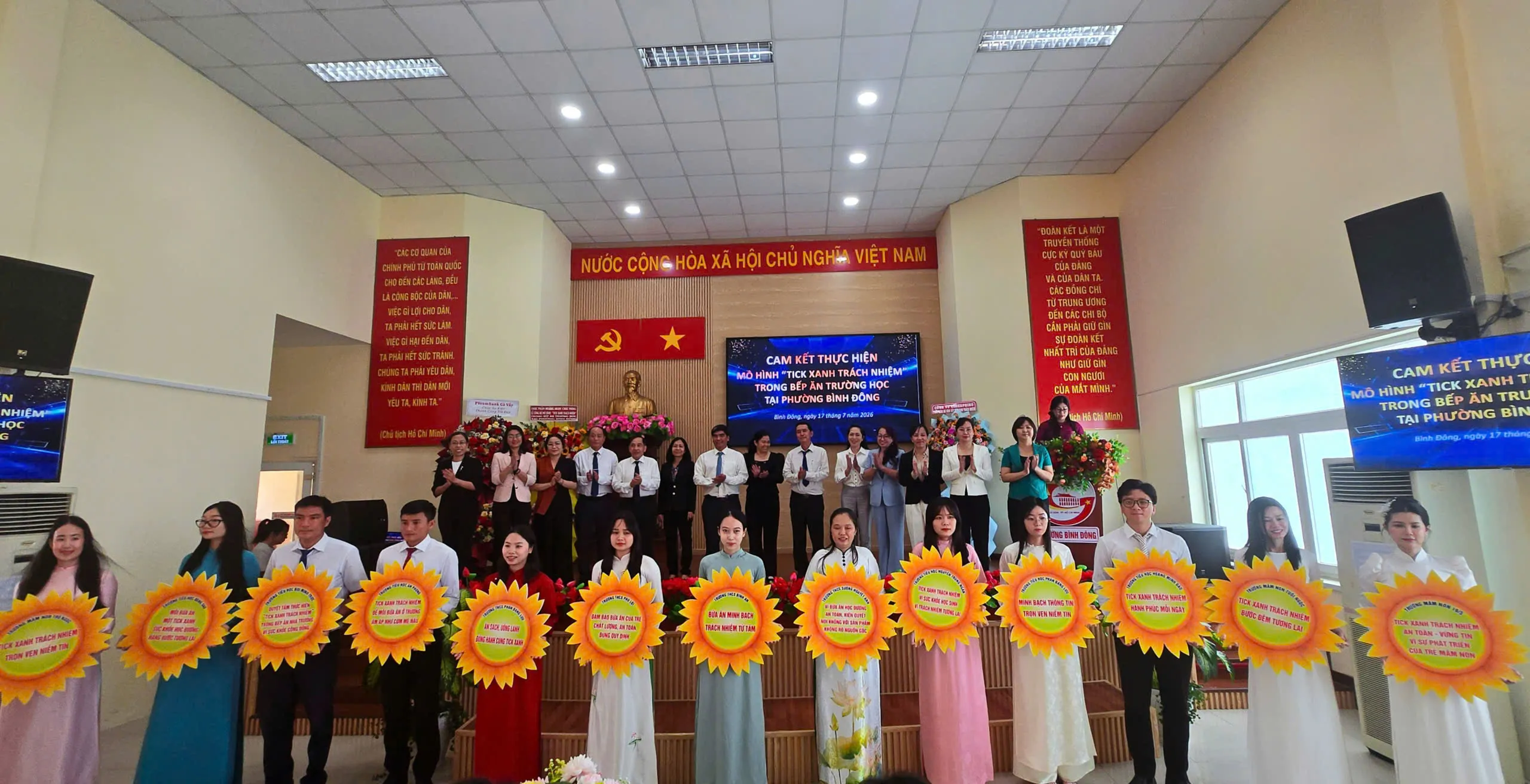 14 Trường Mầm non, Tiểu học, Trung học cơ sơ cam kết thực hiện mô hình %22Tick xanh trách nhiệm%22 trong bếp ăn trường học tại Phường Bình Đông - Ảnh Bá Nam