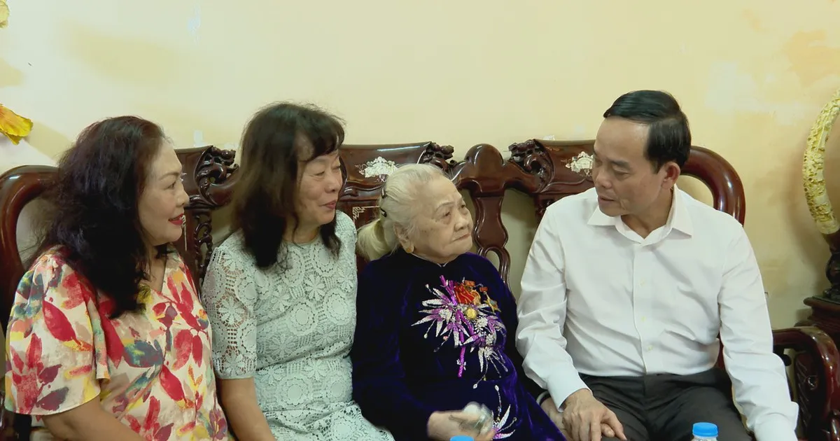 Bí thư Thành ủy TP. Hồ Chí Minh thăm Mẹ Việt Nam Anh hùng và gia đình chính sách
