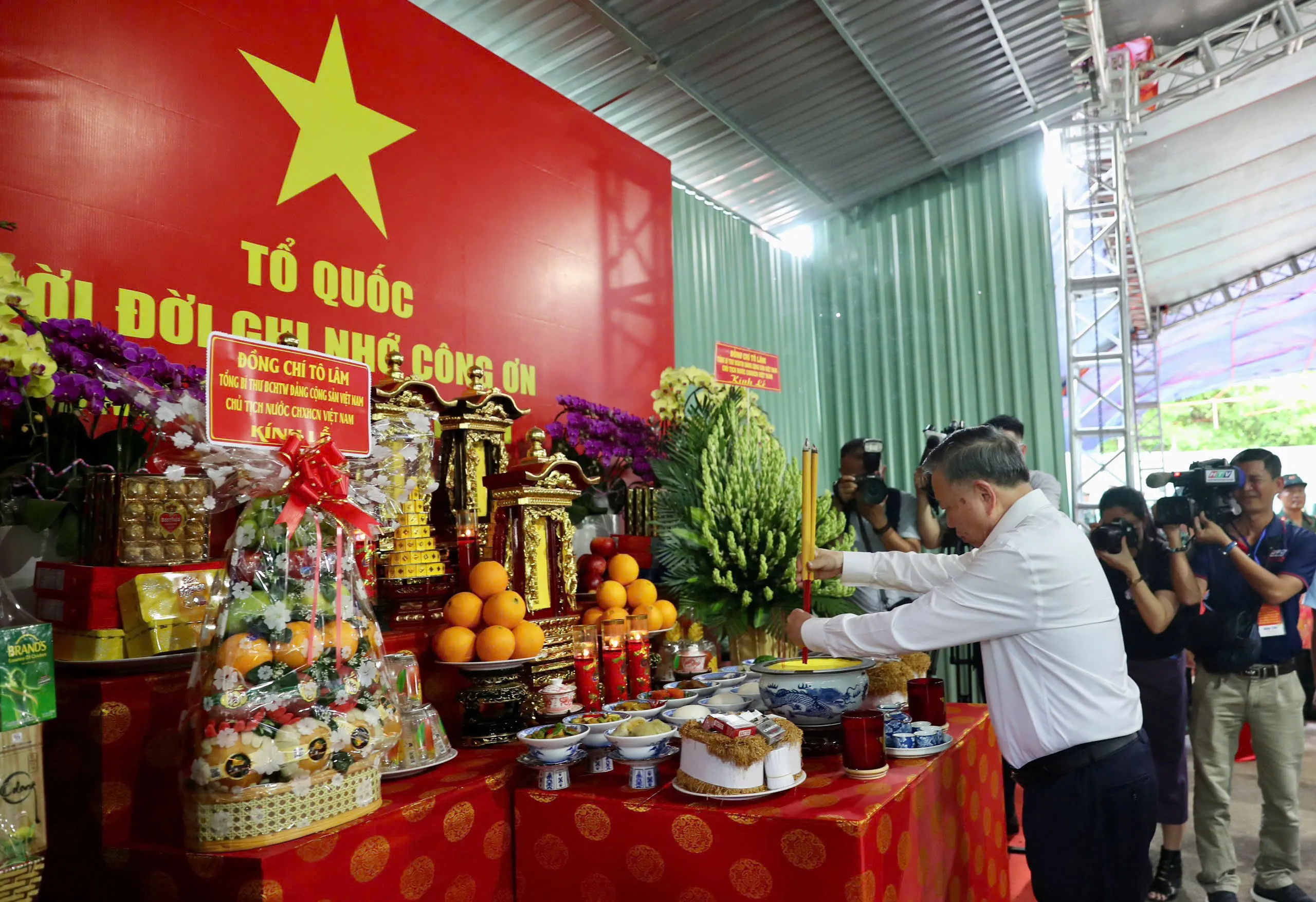 Tổng Bí thư, Chủ tịch nước Tô Lâm dâng hương tưởng niệm anh hùng liệt sĩ tại công viên Lê Thị Riêng - Ảnh 2. Tổng Bí thư, Chủ tịch nước Tô Lâm dâng hương tưởng niệm anh hùng liệt sĩ tại công viên Lê Thị Riêng - Ảnh 2.