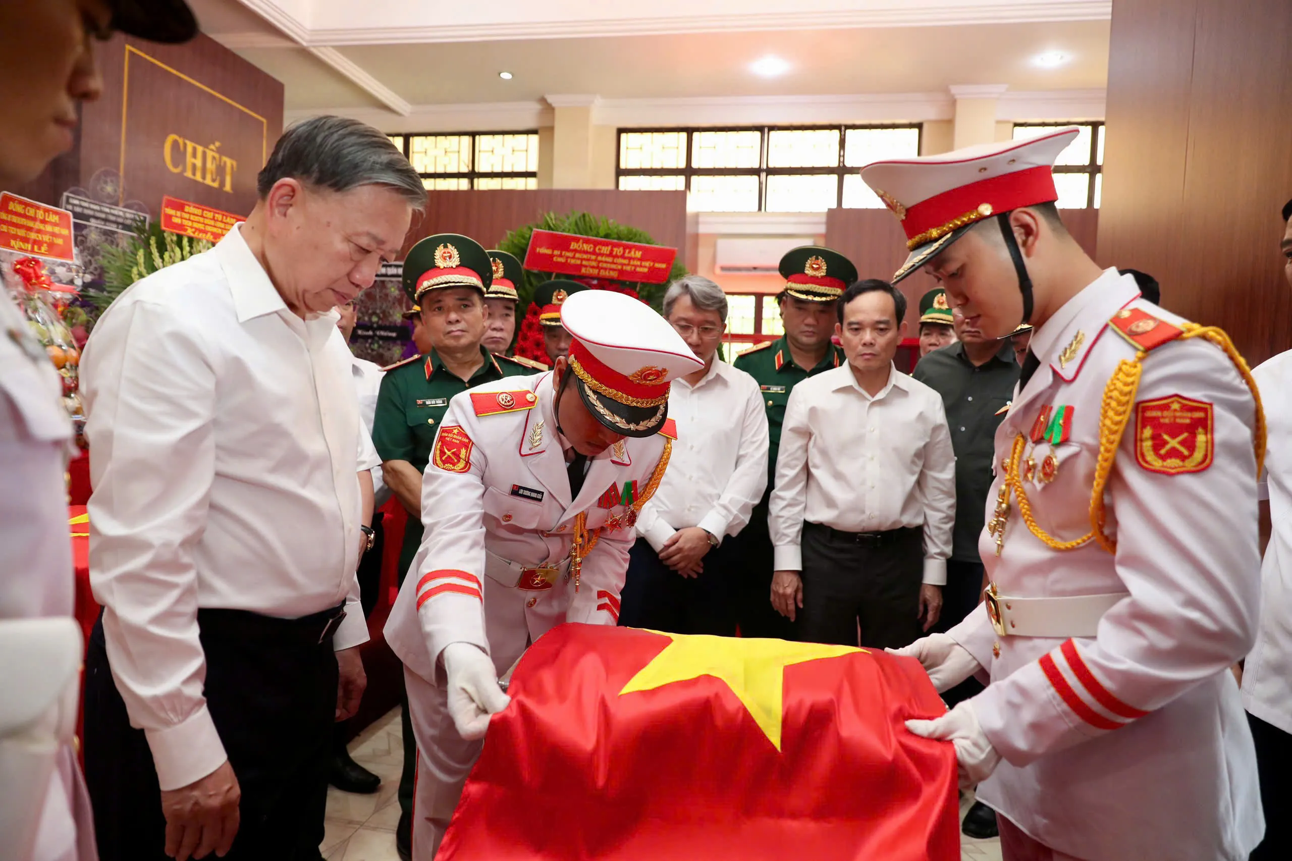 Tổng Bí thư, Chủ tịch nước Tô Lâm dâng hương tưởng niệm anh hùng liệt sĩ tại công viên Lê Thị Riêng - Ảnh 3. Tổng Bí thư, Chủ tịch nước Tô Lâm dâng hương tưởng niệm anh hùng liệt sĩ tại công viên Lê Thị Riêng - Ảnh 3.