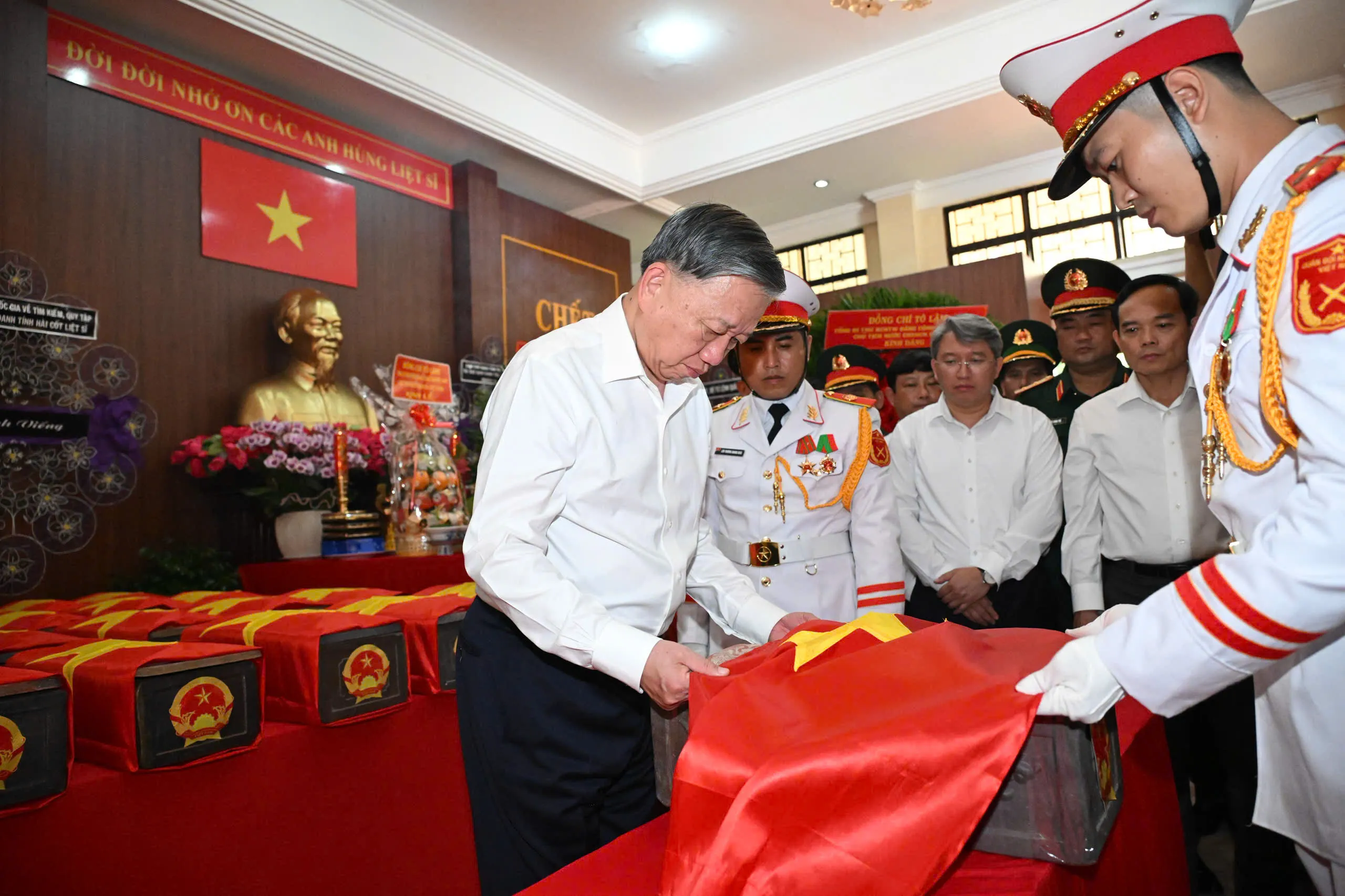 Tổng Bí thư, Chủ tịch nước Tô Lâm dâng hương tưởng niệm anh hùng liệt sĩ tại công viên Lê Thị Riêng - Ảnh 4. Tổng Bí thư, Chủ tịch nước Tô Lâm dâng hương tưởng niệm anh hùng liệt sĩ tại công viên Lê Thị Riêng - Ảnh 4.