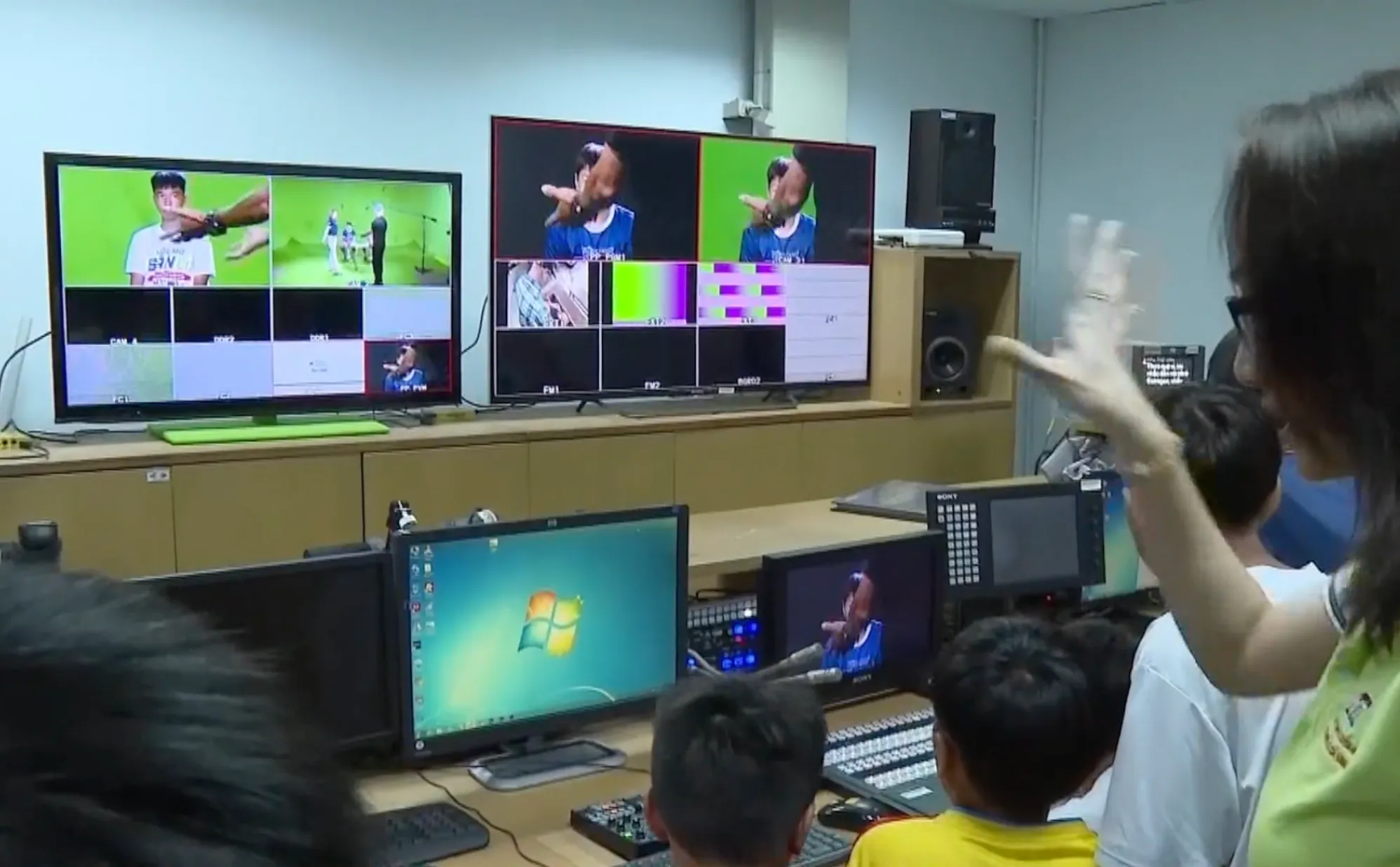 2 - Các cầu thủ nhí tham quan phim trường HTV, thử làm MC, bình luận viên