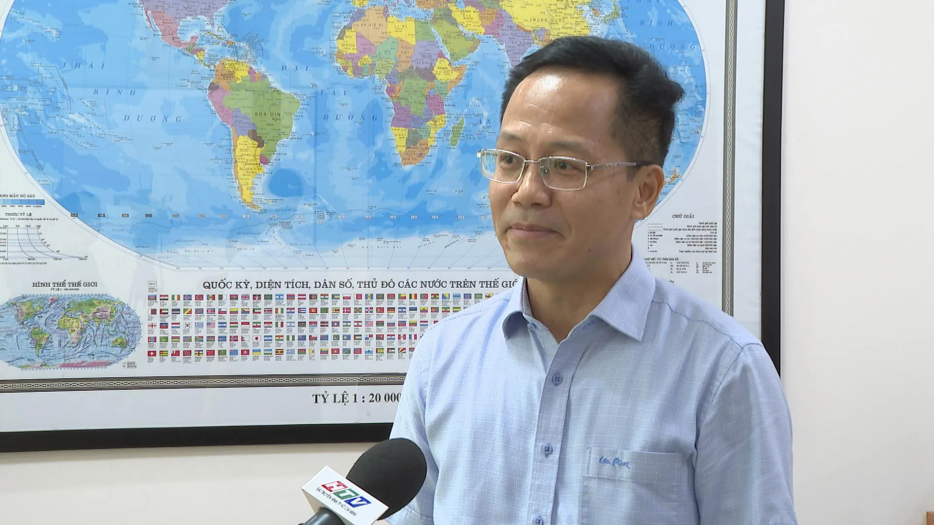 2 - Ông Nguyễn Thành Anh - Giám đốc Nhà xuất bản Giáo dục tại TP. Hồ Chí Minh chia sẻ về việc mua sách cho học sinh của các phụ huynh