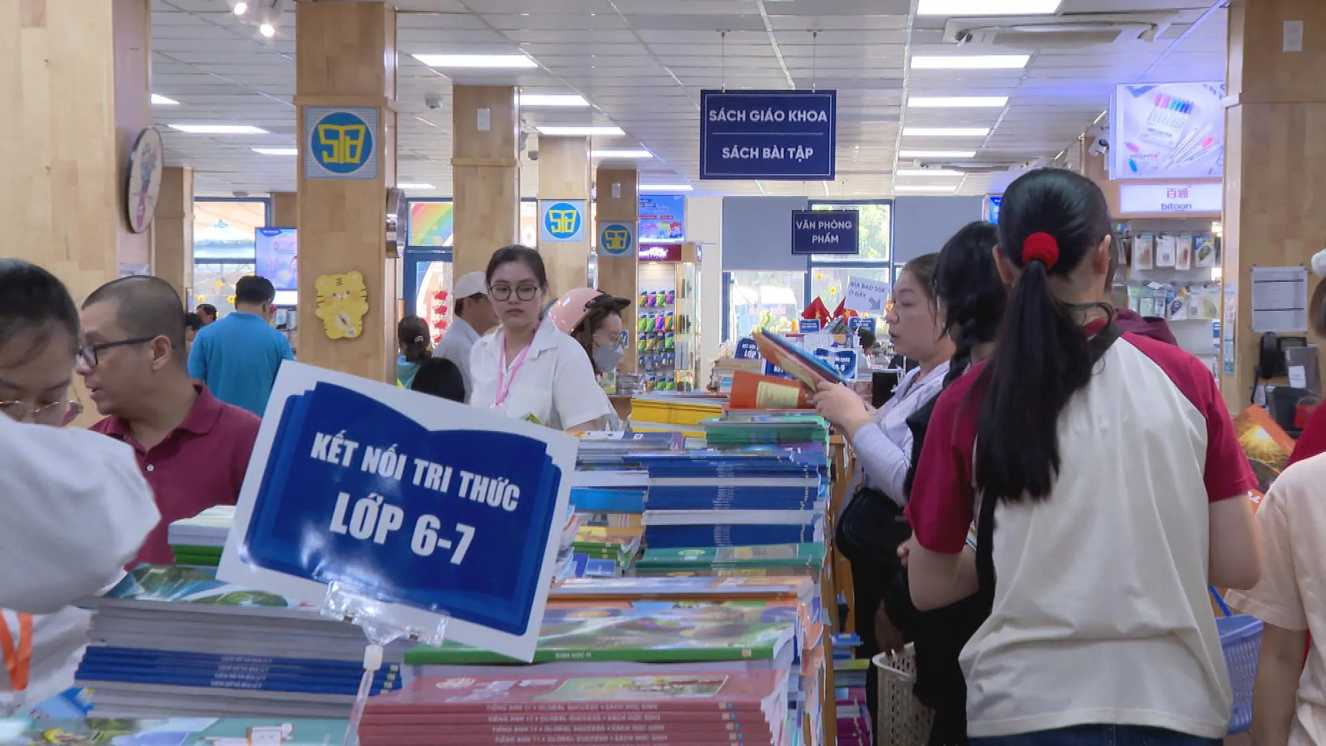 3 - TP. Hồ Chí Minh áp dụng cho học sinh lớp 1, 6 và 10 mượn miễn phí sách giáo khoa