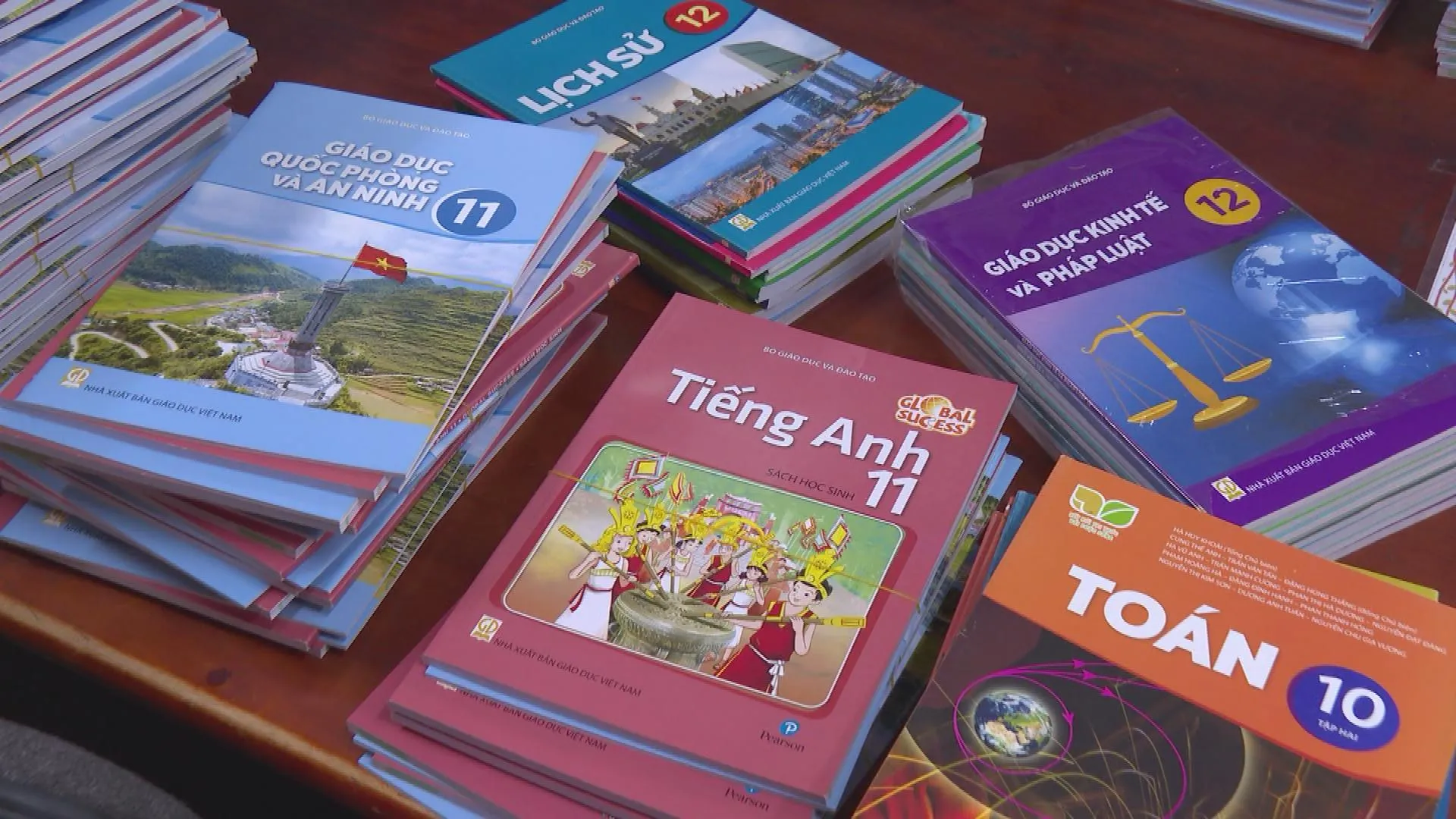 4 - TP. Hồ Chí Minh áp dụng cho học sinh lớp 1, 6 và 10 mượn miễn phí sách giáo khoa