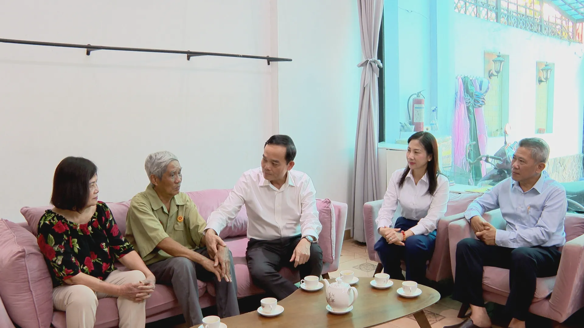 Bí thư Thành ủy Trần Lưu Quang ân cần thăm hỏi sức khỏe, đời sống và bày tỏ lòng biết ơn sâu sắc đối với thương binh Phạm Mạnh Hùng