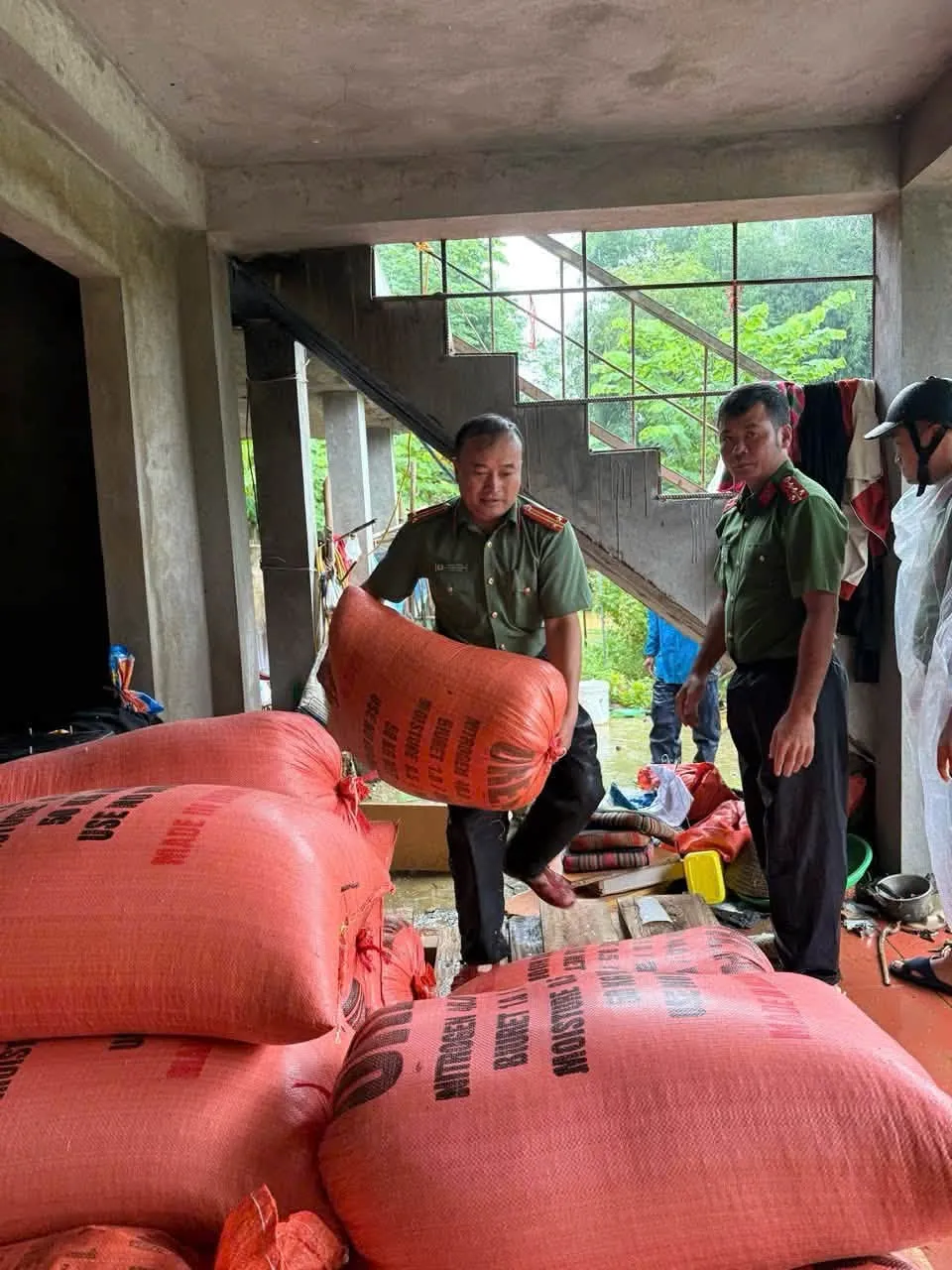 Công an Lai Châu hỗ trợ mưa lũ