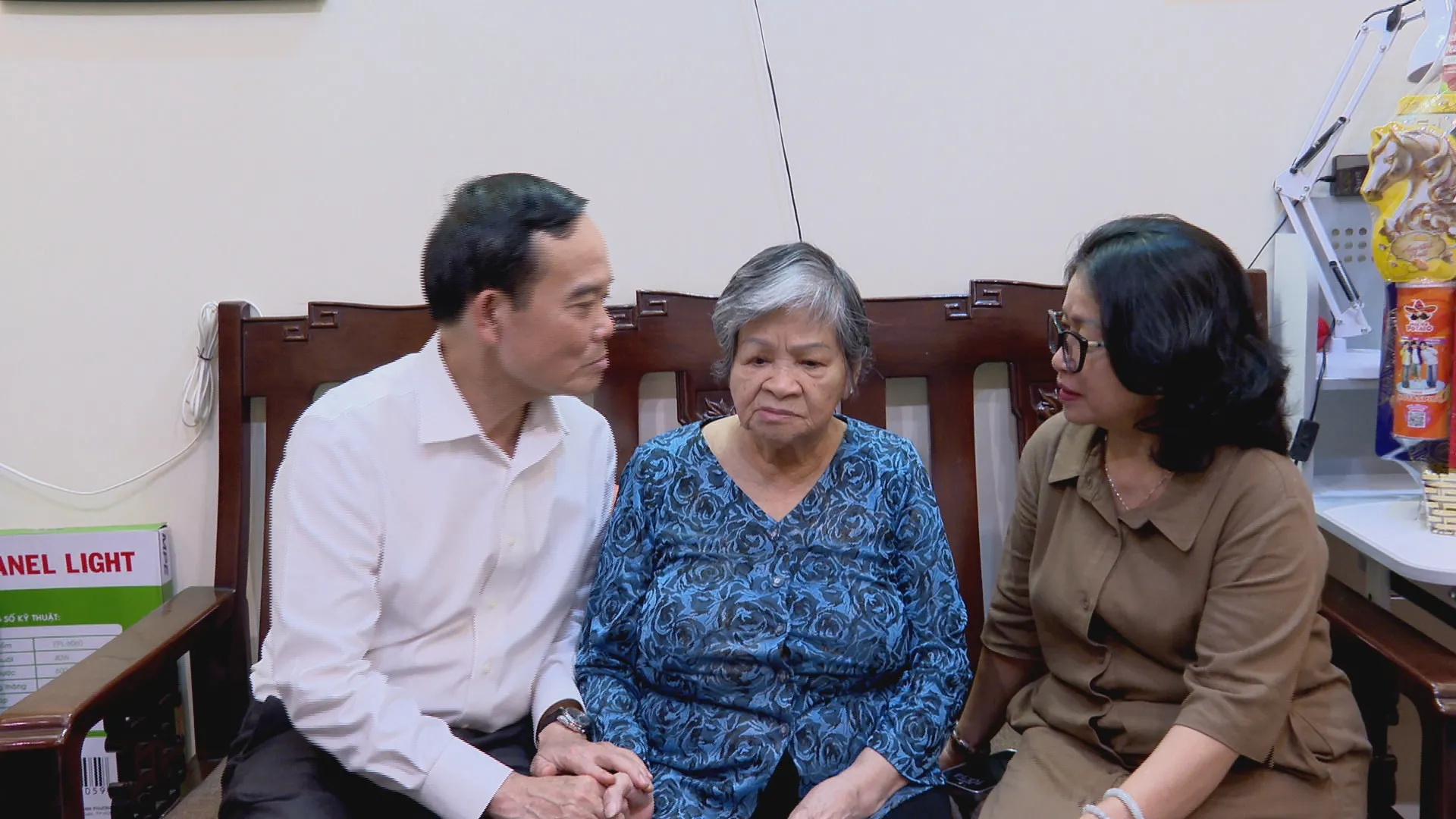 Đoàn đến thăm Mẹ Việt Nam Anh hùng Nguyễn Thị Bê