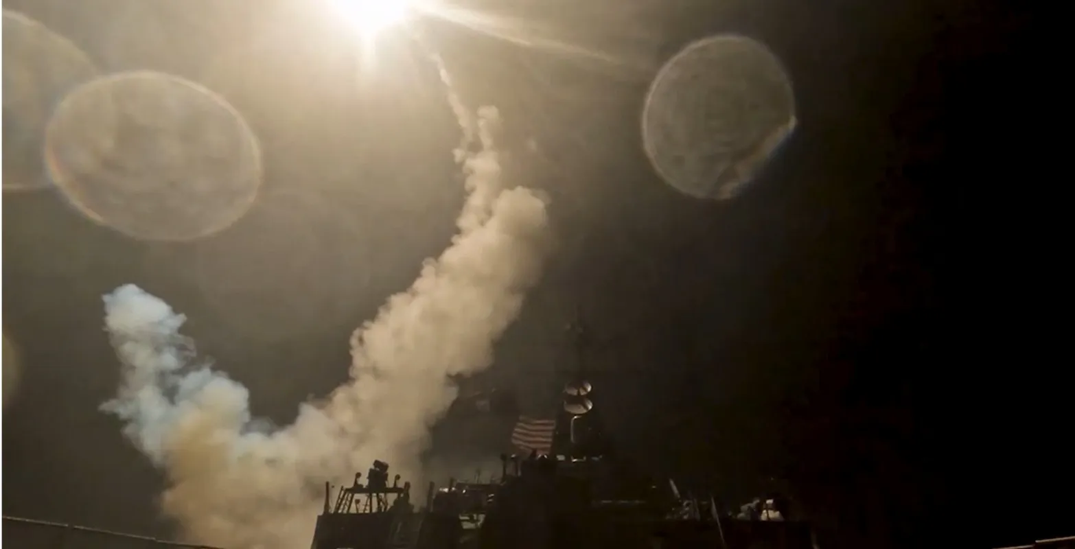 Khói bốc lên sau các đợt tấn công của CENTCOM - Ảnh CENTCOM