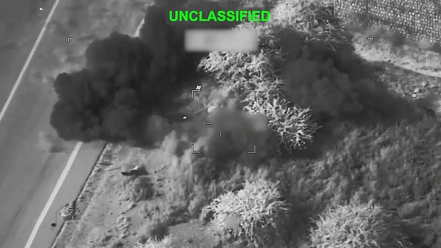 Khói bốc lên từ một vụ nổ trong đợt tấn công của CENTCOM nhằm vào các địa điểm của Iran ngày 15-7 - Ảnh REUTERS