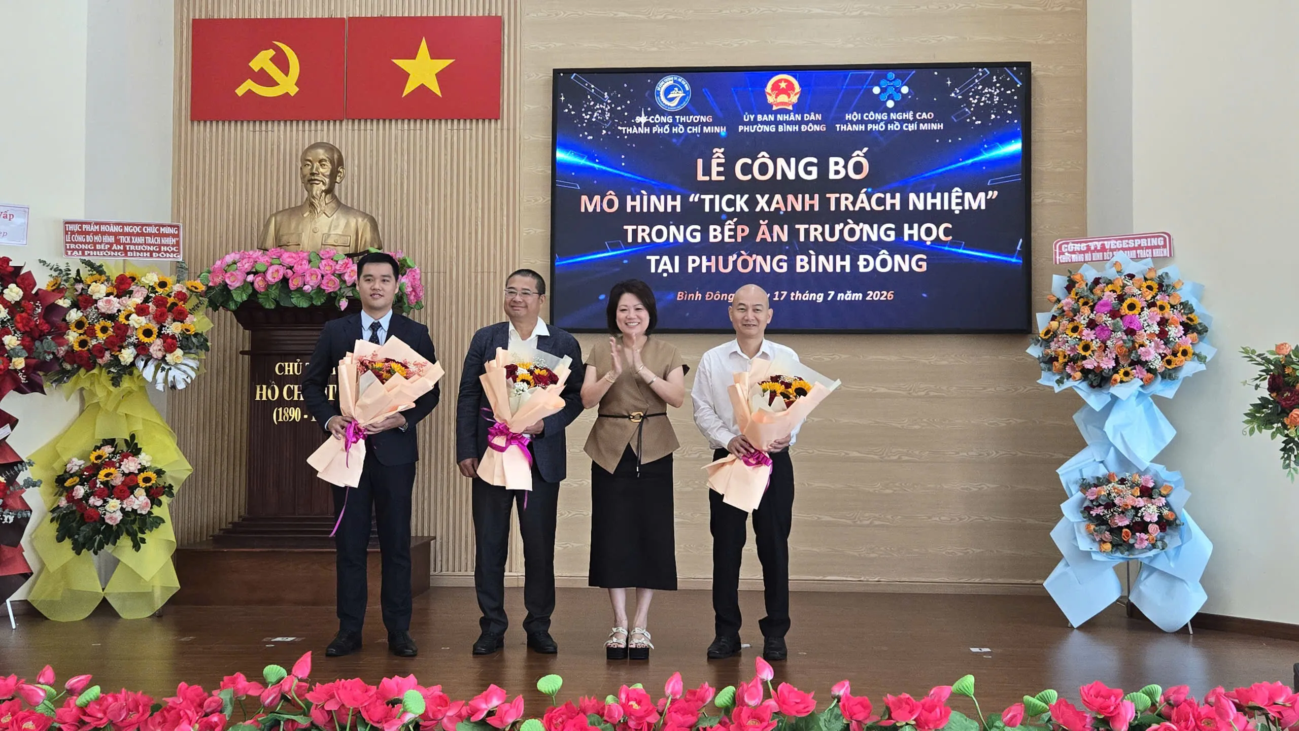 Lãnh đạo UBND Phường Bình Đông tặng những bó hoa như lời tri ân đến các đơn vị đồng hành cùng địa phương - Ảnh Bá Nam