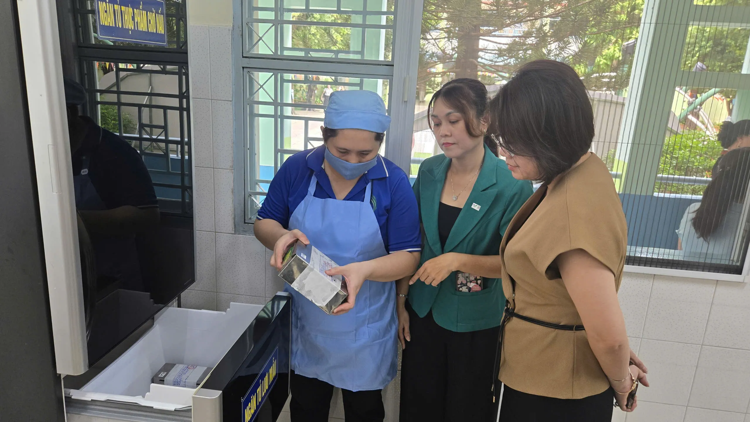 Lãnh đạo UBND Phường Bình Đông tìm hiểu thực phẩm sạch trong ngăn tủ thực phẩm chờ nấu của trường mầm non 19:5 - Ảnh Bá Nam