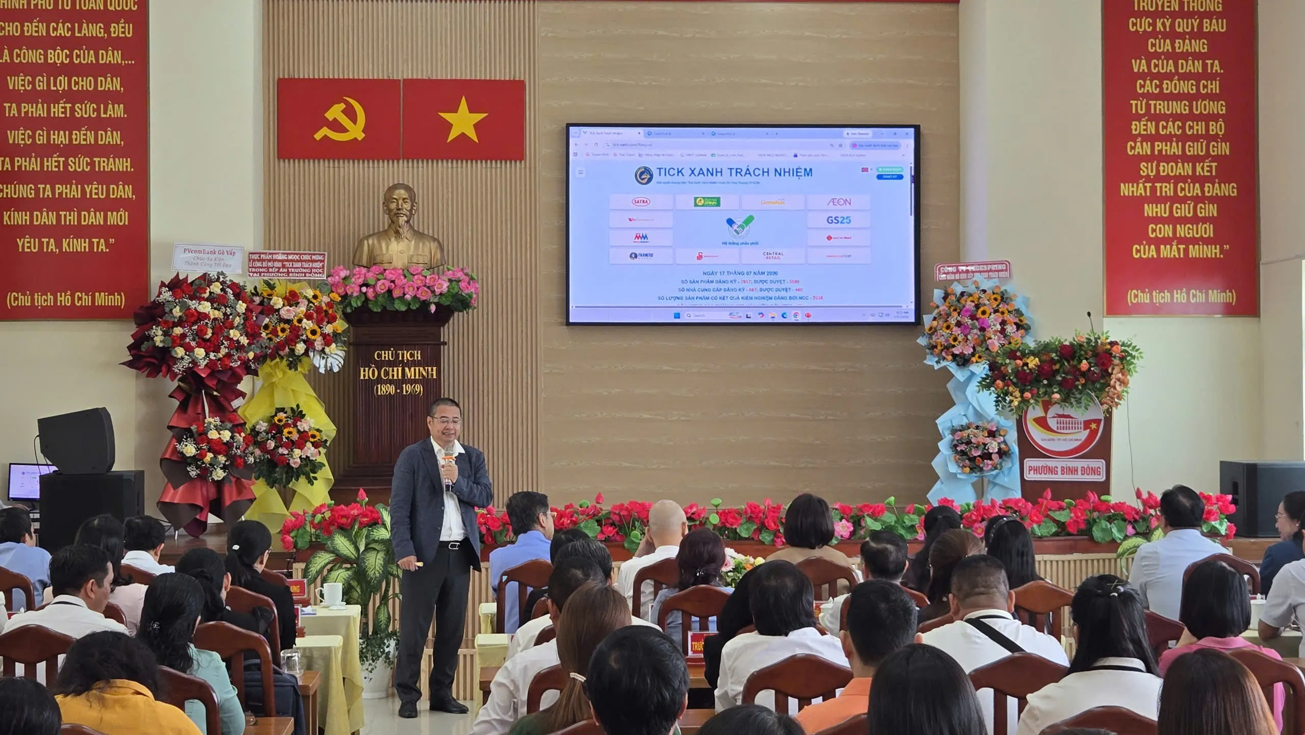Ông Đào Hà Trung - Chủ tịch Hội Công nghệ cao Thành phố giới thiệu về mô hình tick xanh trách nhiệm - Ảnh Bá Nam