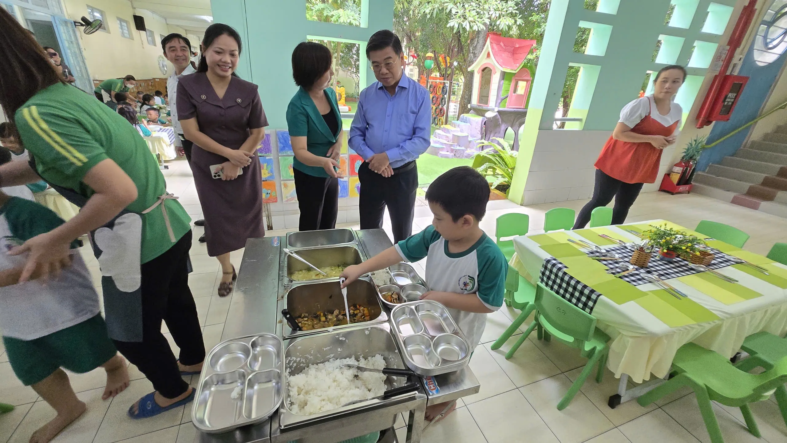 Ông Nguyễn Văn Dũng - Phó Chủ tịch HĐND TPHCM tìm hiểu suất ăn tick xanh trách nhiệm của trẻ ở trường mầm non 19:5 - Ảnh Bá Nam