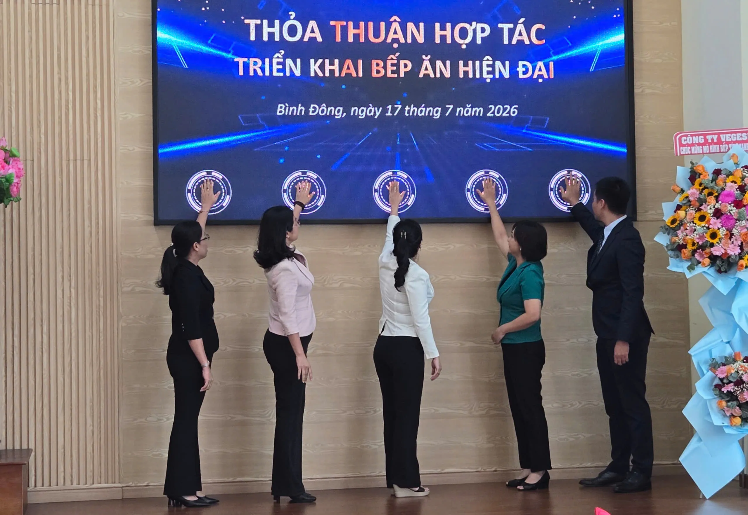 Thoả thuận hợp tác triển khai bếp ăn hiện đại giữa Ngân hàng PVcomBank Gò Vấp với các nhà trường tại phường Bình Đông - Ảnh Bá Nam