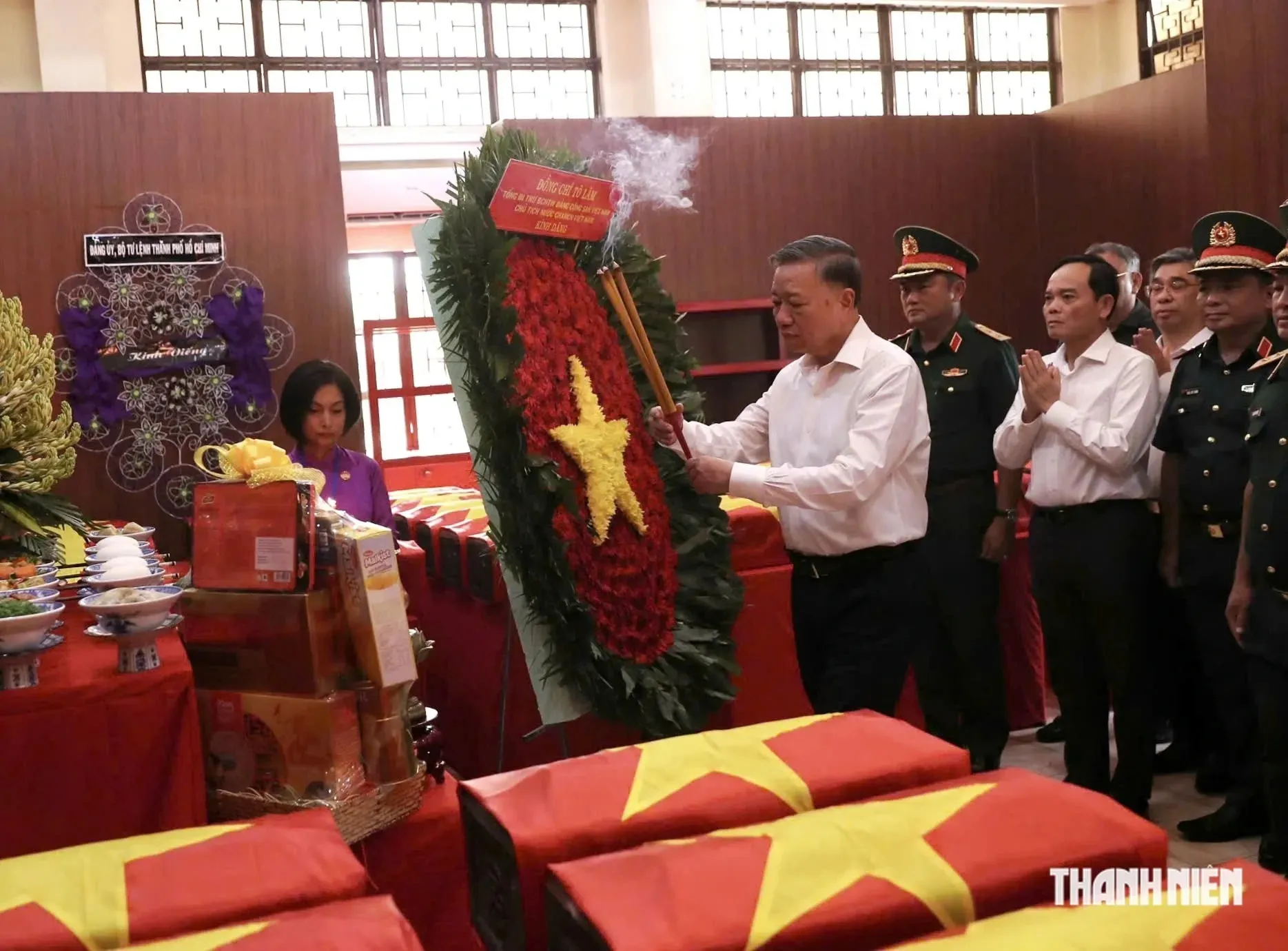 Tổng Bí thư, Chủ tịch nước Tô Lâm dâng hương tại nhà quàn các liệt sĩ tại công viên Lê Thị Riêng - Ảnh Thanh Nien