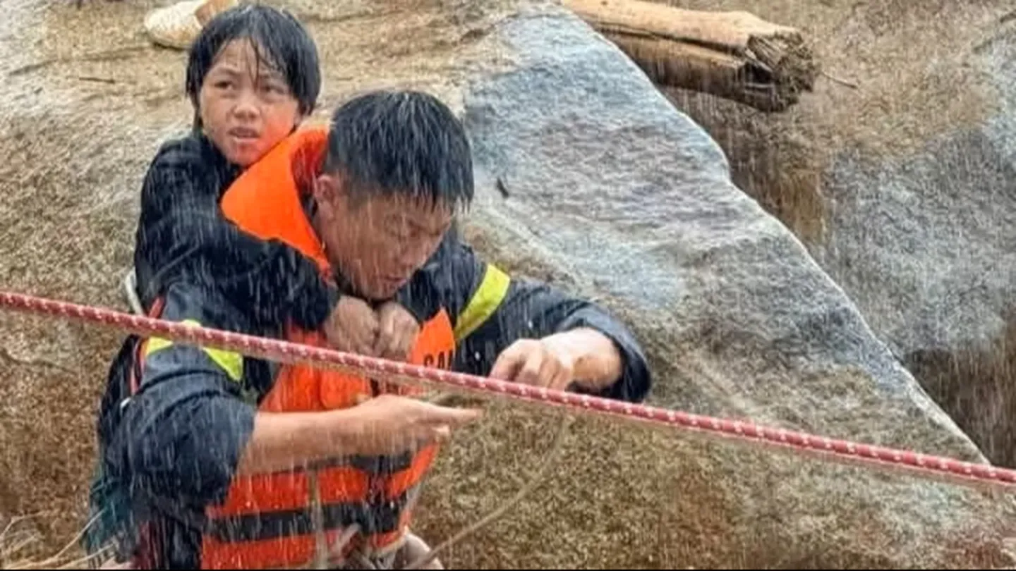 Lực lượng cứu hộ tỉnh Lai Châu đưa người dân bị cô lập tại vùng lũ đến nơi an toàn - Ảnh: Nhân Dân.