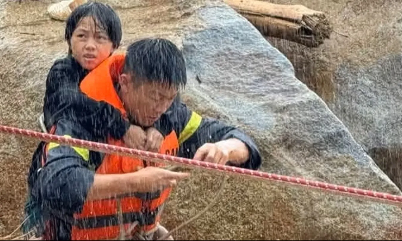 Mưa lũ miền núi phía Bắc gây thiệt hại nặng, nhiều nơi vẫn bị chia cắt