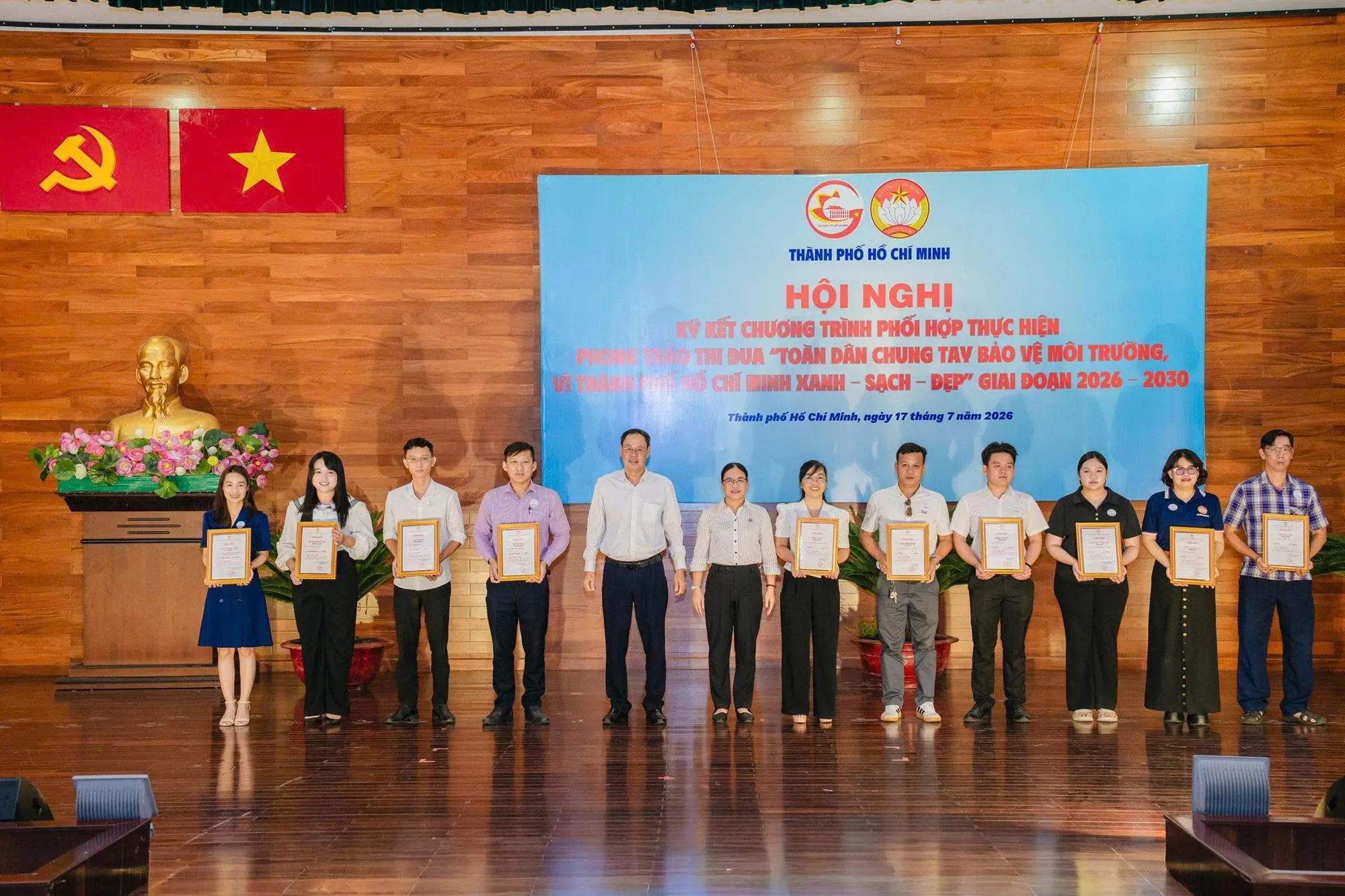 Ban tổ chức đã trao giải các Hội thi - Ảnh: MTTQ TP