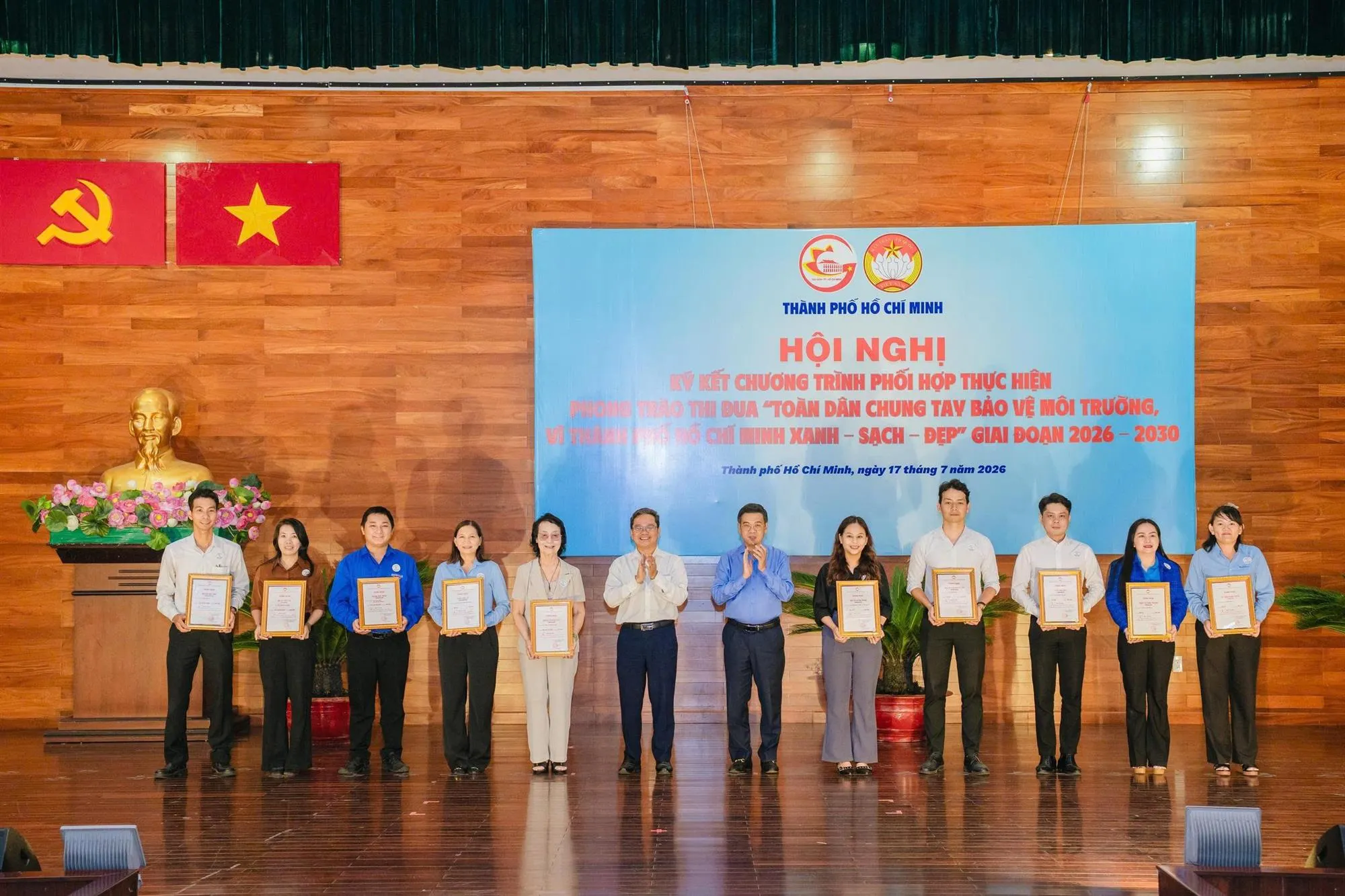 Ban tổ chức đã trao giải các Hội thi - Ảnh: MTTQ TP
