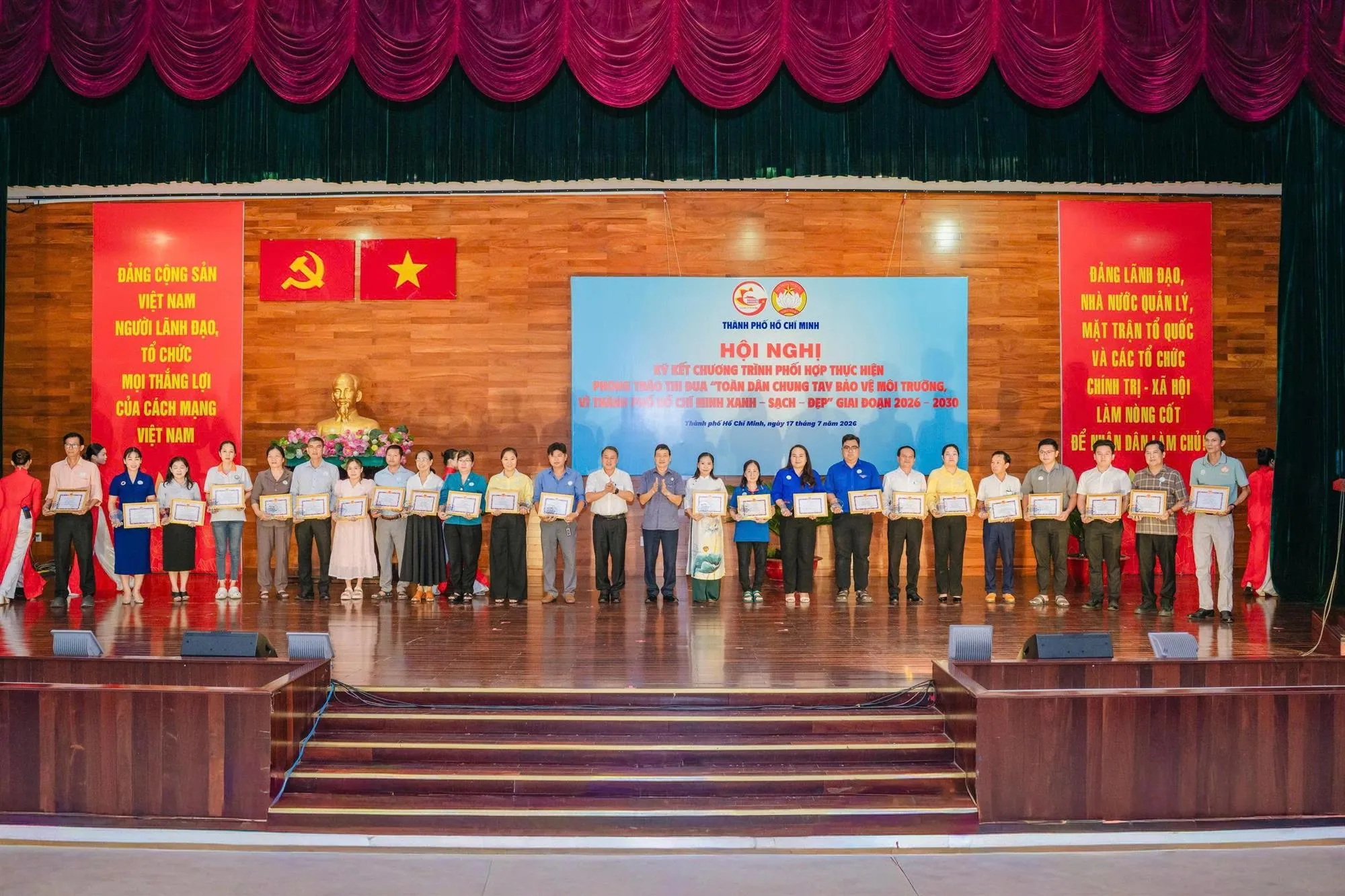 Ban tổ chức đã trao giải các Hội thi - Ảnh: MTTQ TP