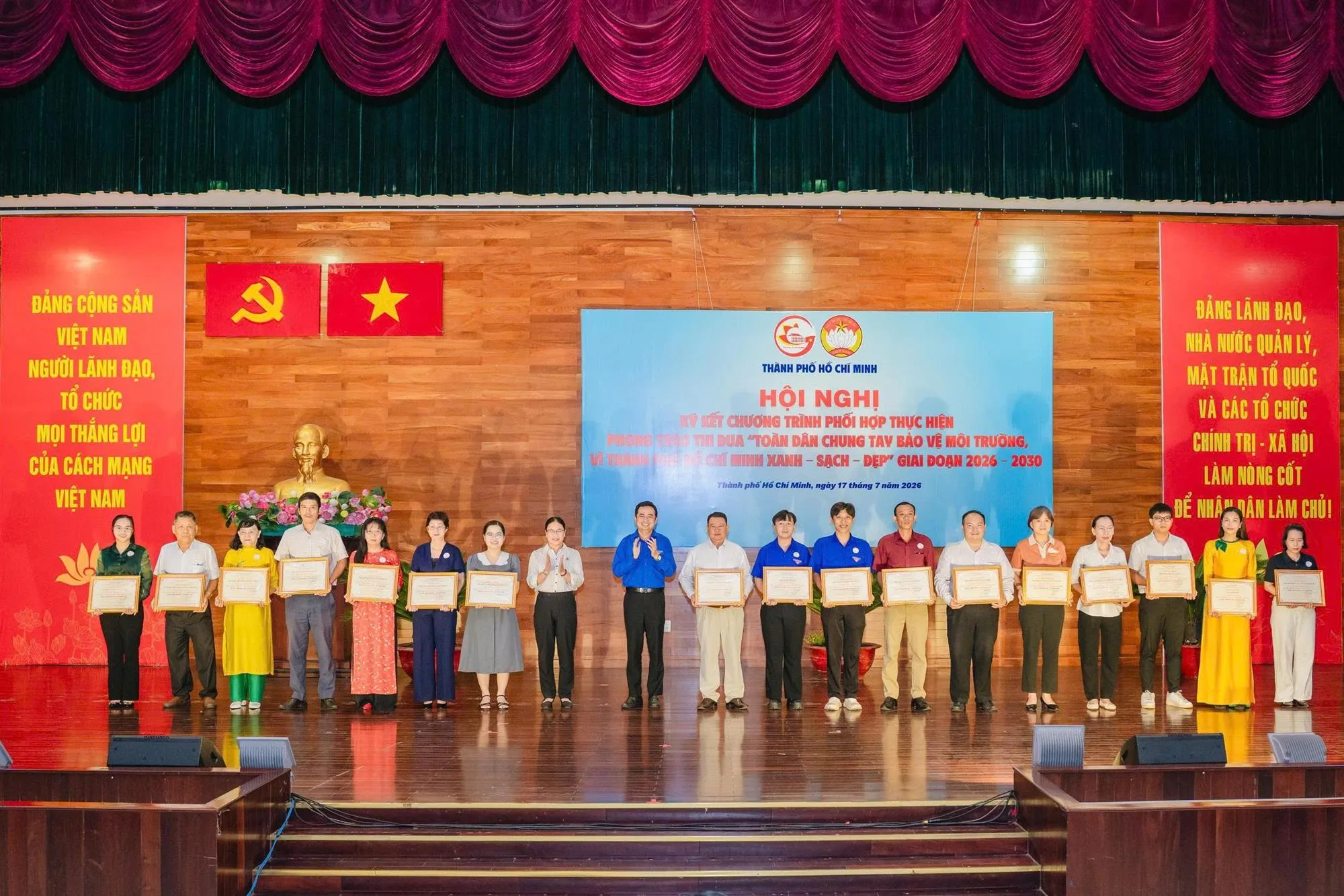 Ban tổ chức đã trao giải các Hội thi - Ảnh: MTTQ TP