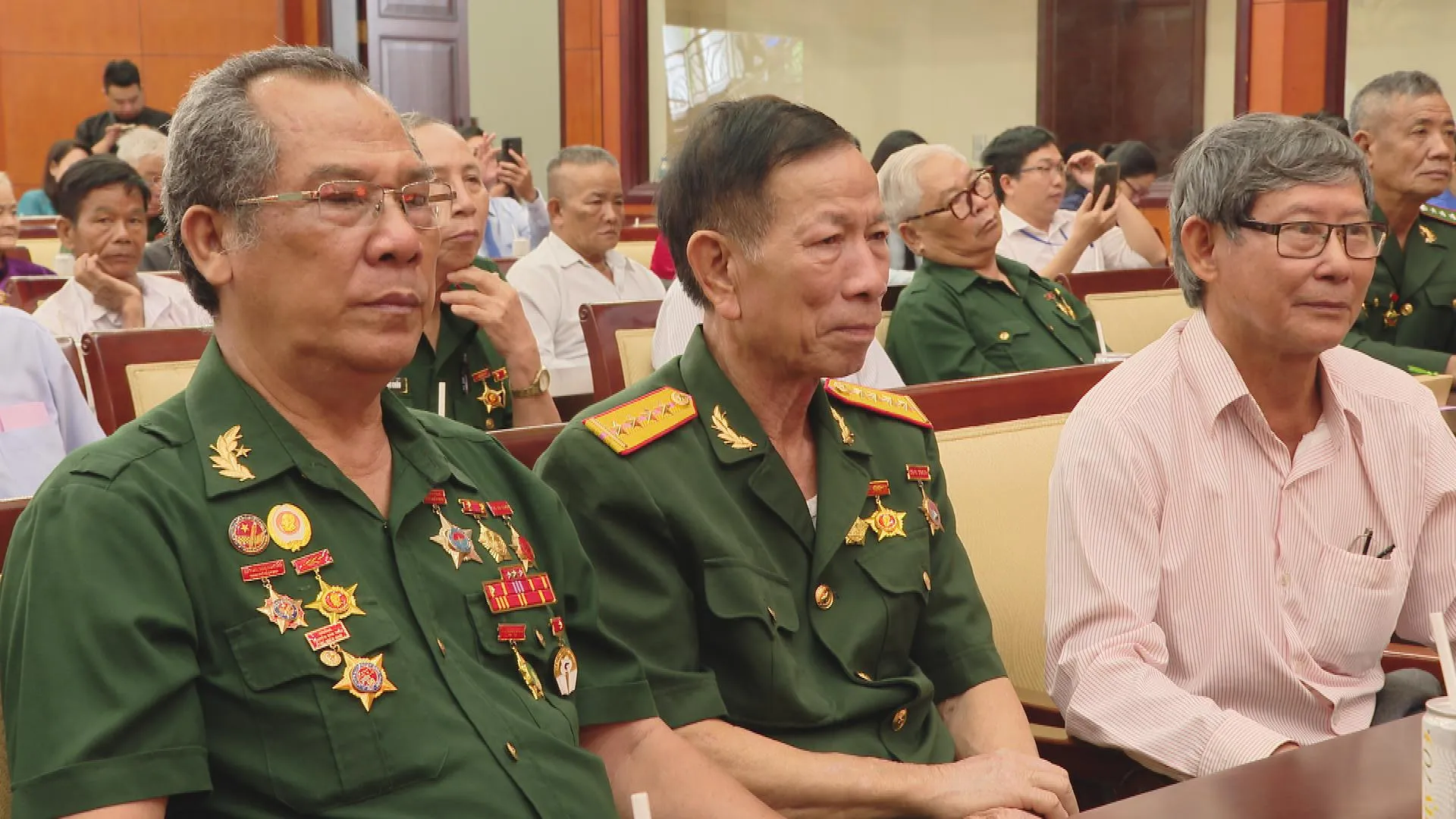 Những người lính năm xưa gặp lại và ôn lại những kỷ niệm xưa