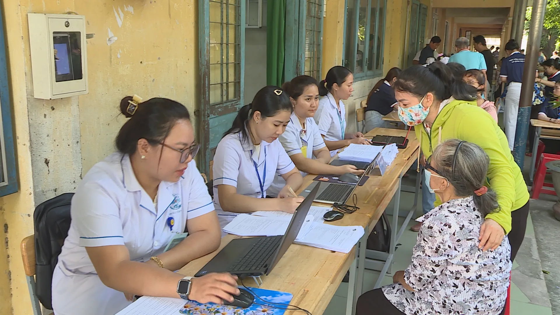 Người dân hưởng ứng đến khám sức khỏe tại địa phương