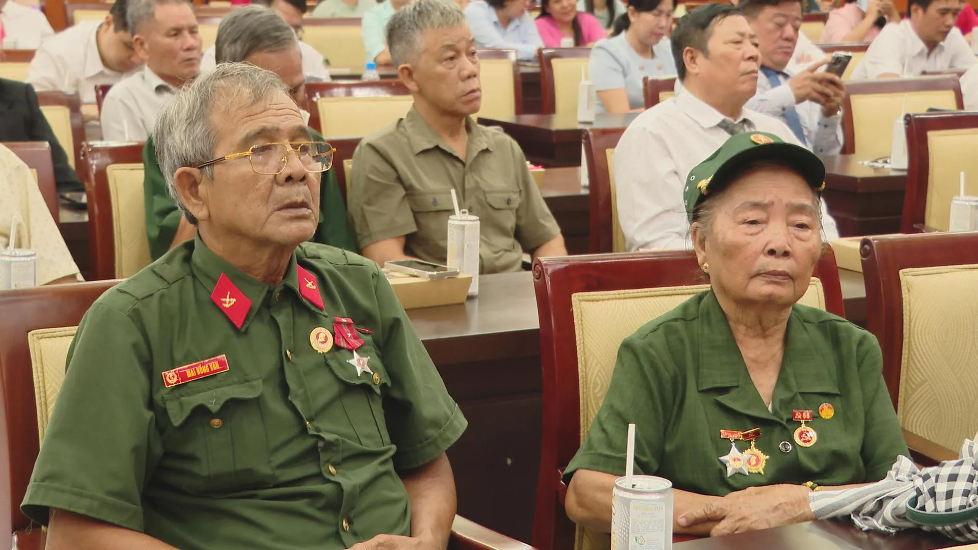Những người lính năm xưa gặp lại và ôn lại những kỷ niệm xưa