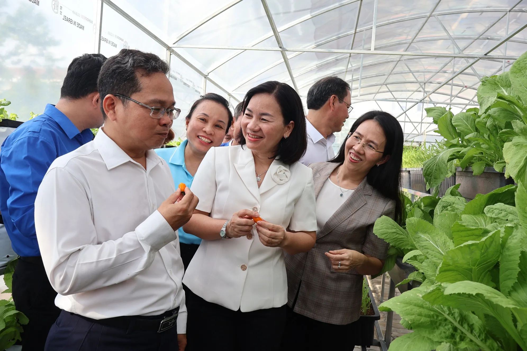 Các đại biểu tham quan Trạm thu hồi vật liệu tái chế (MRF) - Ảnh Kim Anh