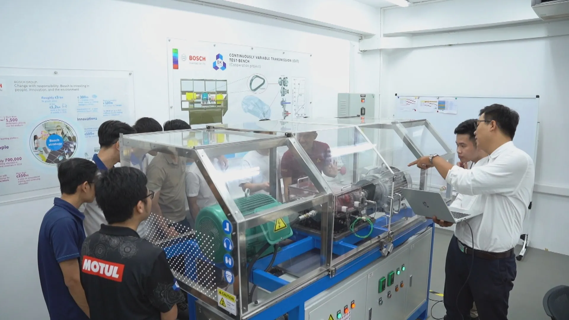 Đầu tư cho cơ sở vật chất, phòng thí nghiệm hiện đại và tối ưu hóa các chính sách học phí, quỹ hỗ trợ là giải pháp then chốt để nâng cao chất lượng đào tạo đại học và sau đại học