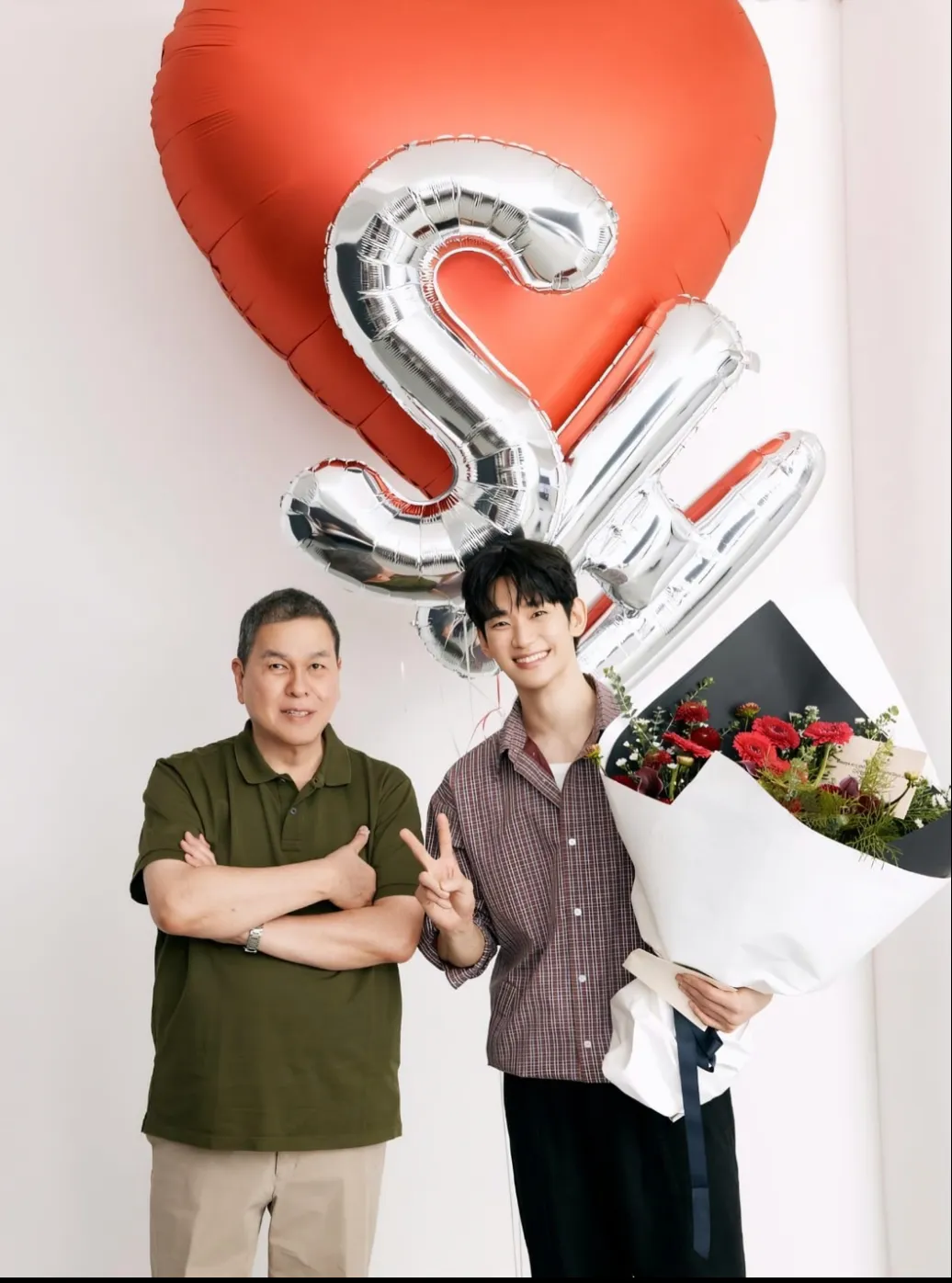 Kim Soo-hyun tạo dáng cùng CEO của Bench, Ben Chan, trong một buổi quay quảng cáo tại Philippines (Ảnh: Instagram Ben Chan)