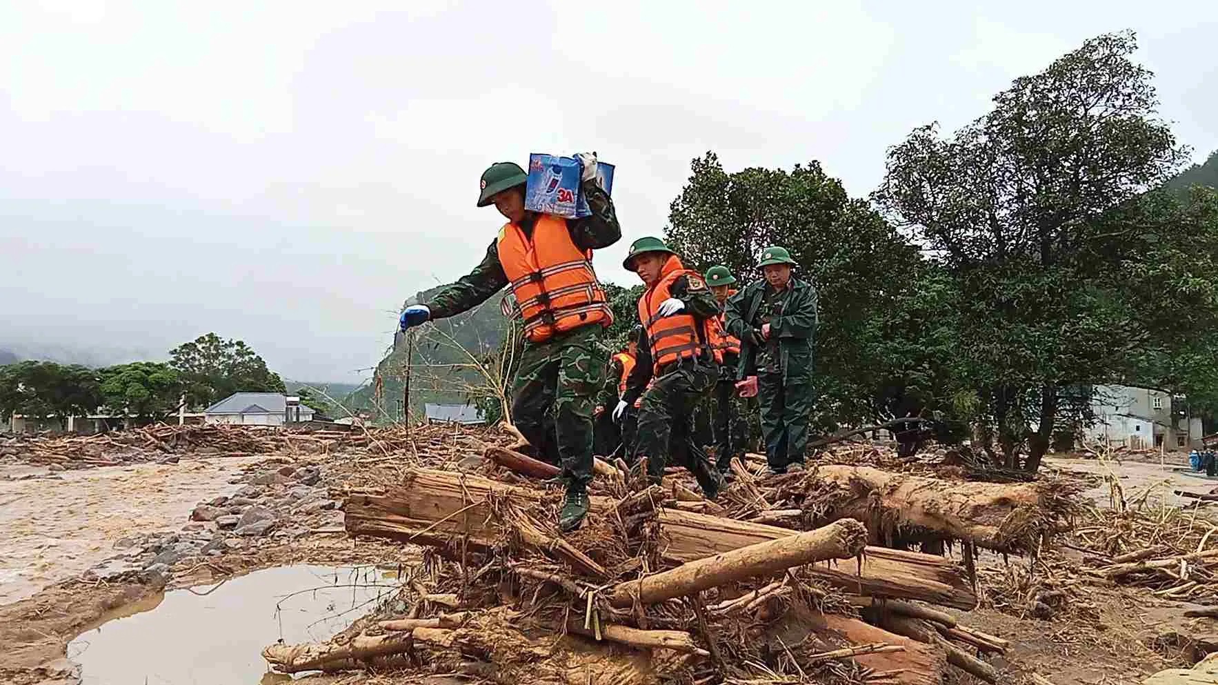 Lực lượng quân đội hỗ trợ người dân vùng bị cô lập (Ảnh: Bộ CHQS Lai Châu)