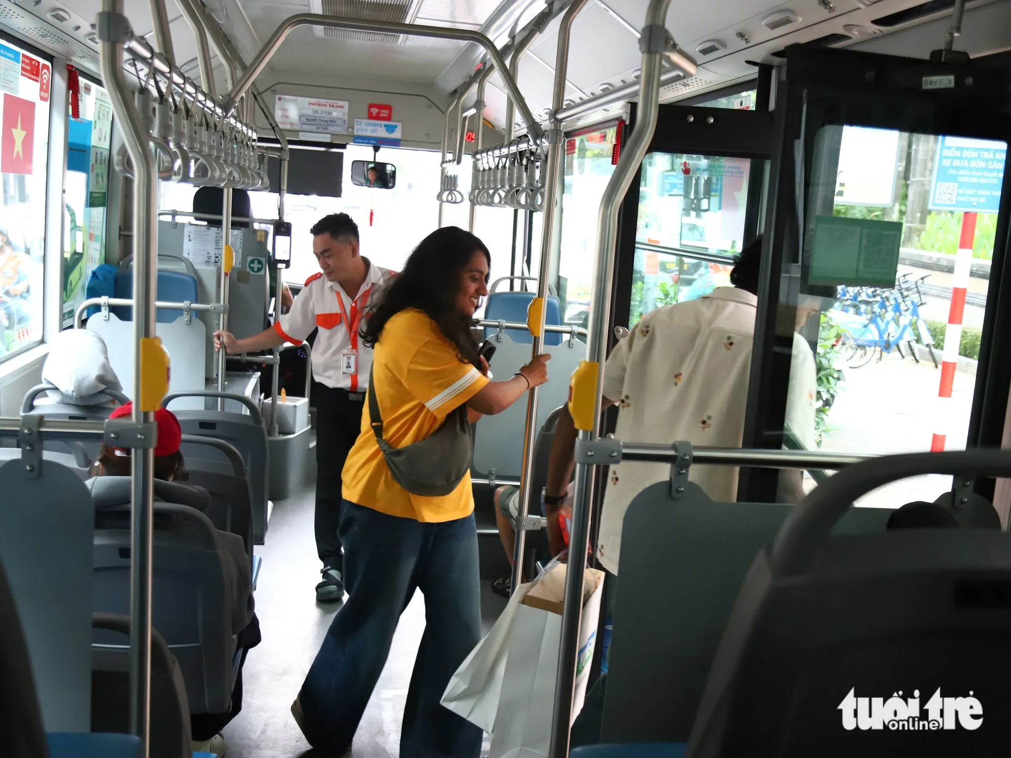 Không ngừng nâng cao chất lượng dịch vụ để hành khách quốc tế có trải nghiệm thoải mái, thuận lợi khi sử dụng xe buýt - Ảnh: Ngọc Lân