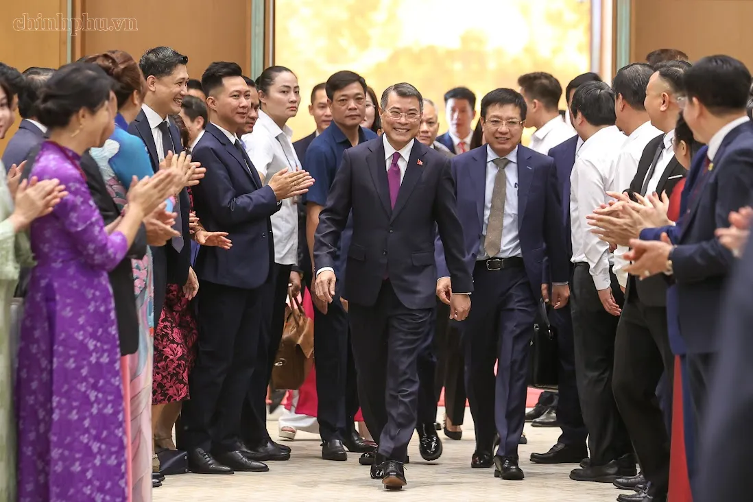 Thủ tướng Chính phủ Lê Minh Hưng đến dự Hội nghị Thường trực Chính phủ với cộng đồng doanh nghiệp - Ảnh: Nhật Bắc - Báo Chính Phủ