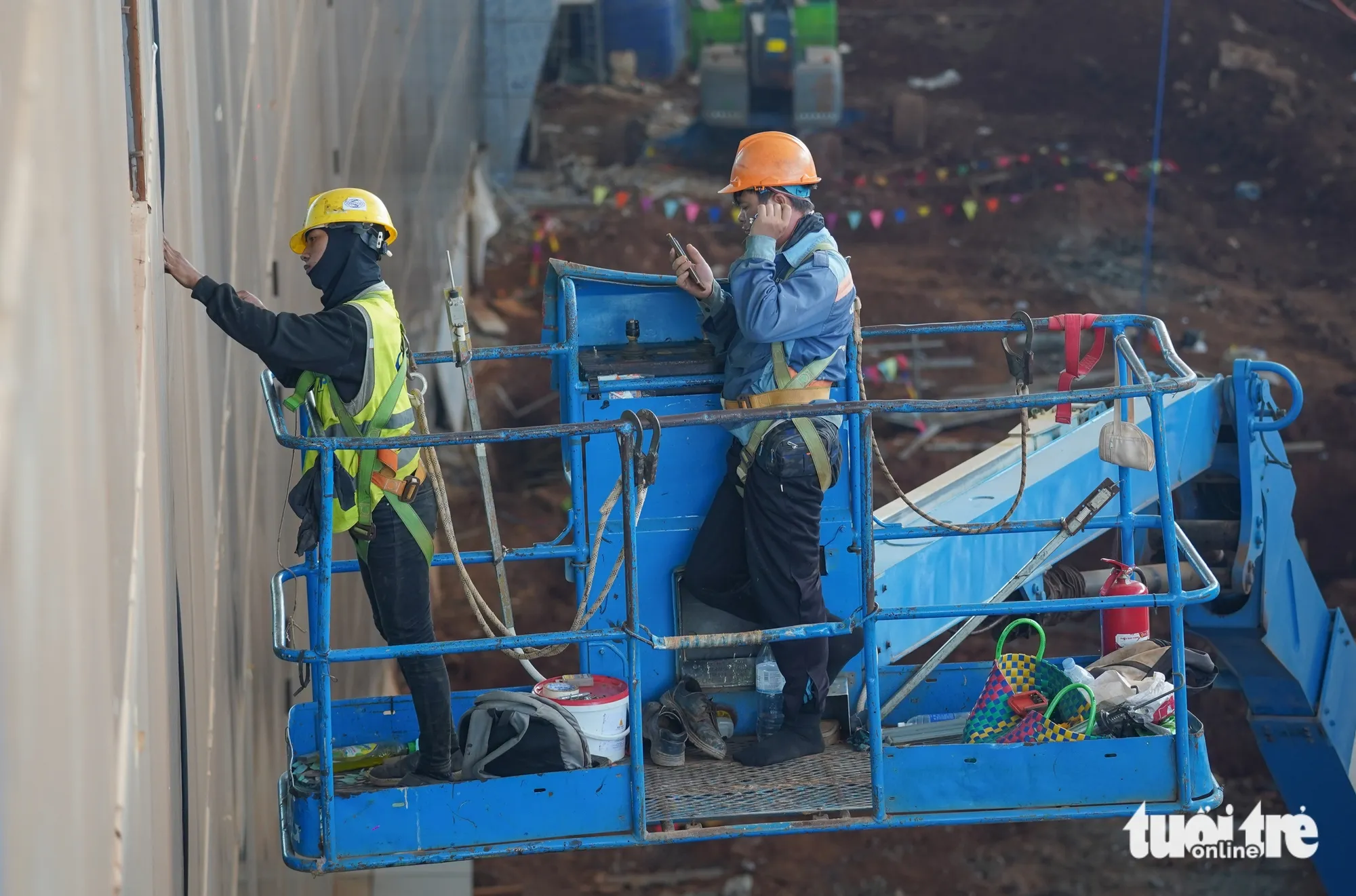 Các nhà thầu đang hoàn thiện các hạng mục trong nhà ga hành khách - Ảnh: Thuận Văn - TTO