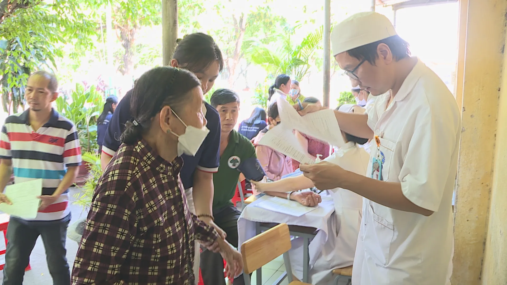 Số lượng người dân đến khám đông, đa phần là người cao tuổi